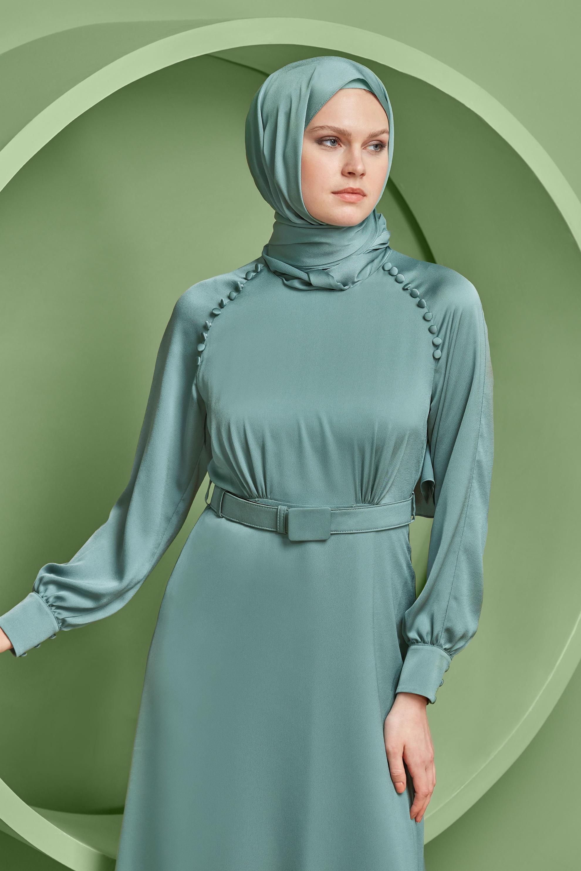 Tesettür giyim YEŞİL DÜĞME VE KEMER DETAYLI SATEN ELBİSE 41407 