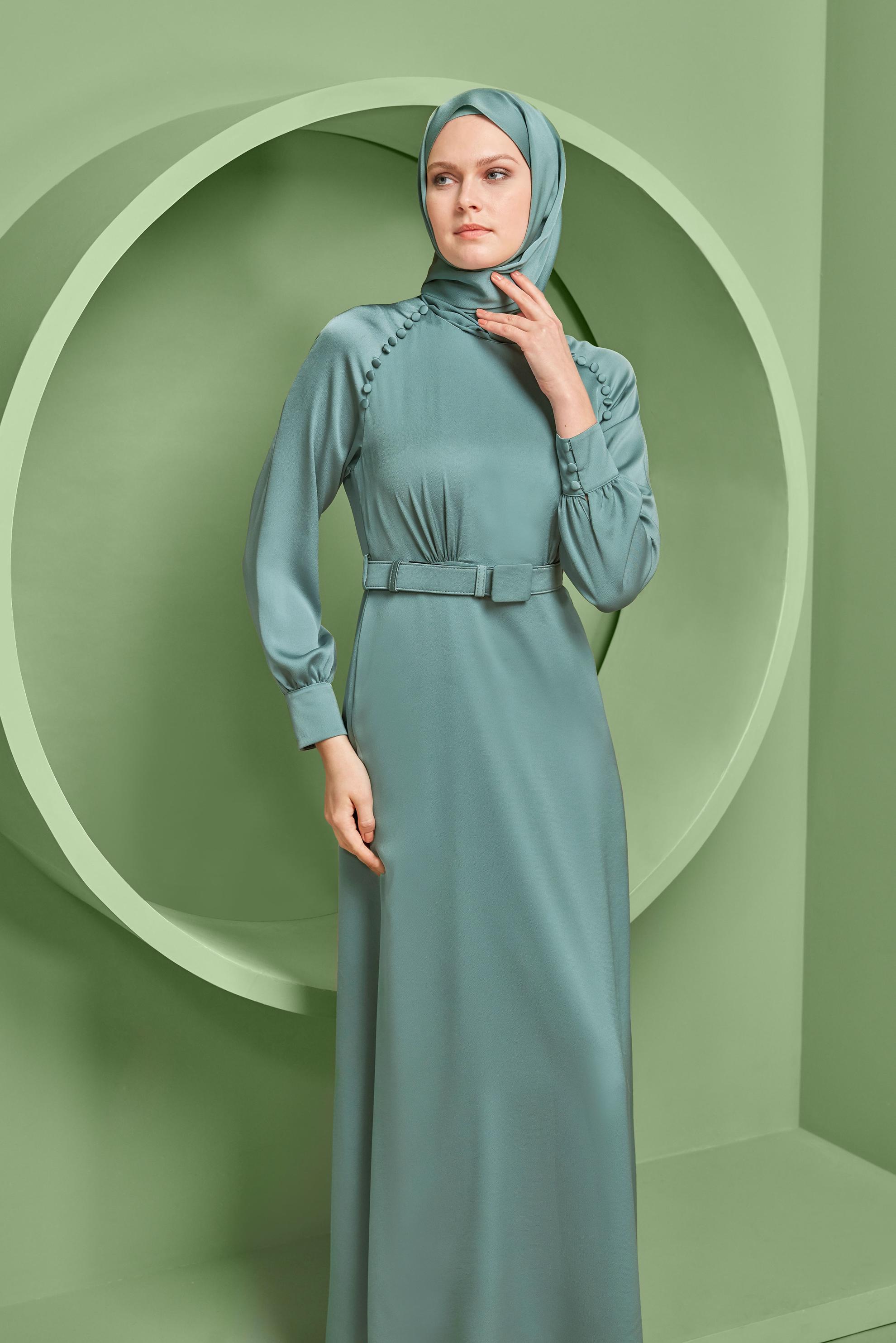 Tesettür giyim YEŞİL DÜĞME VE KEMER DETAYLI SATEN ELBİSE 41407 