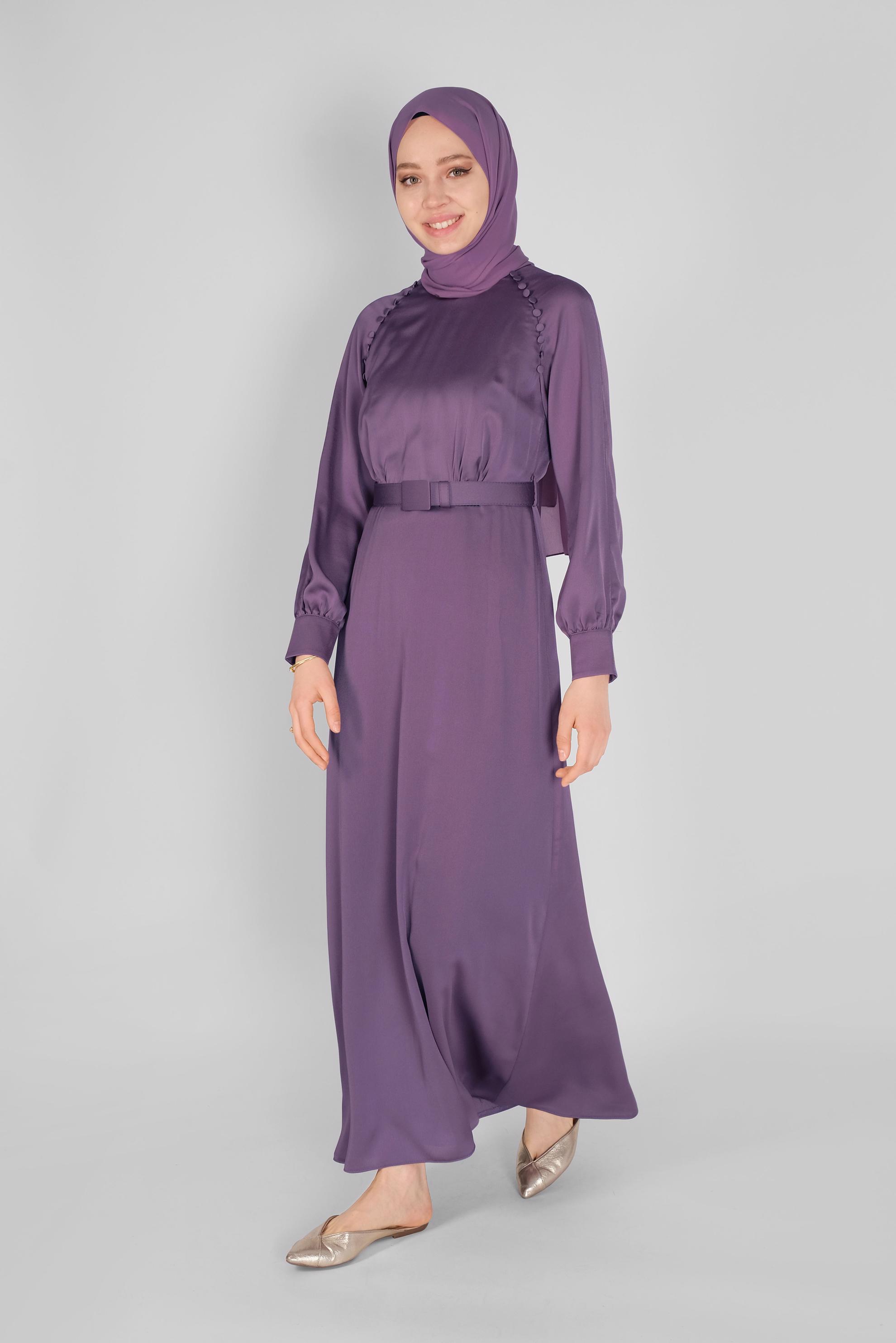 Tesettür giyim MOR DÜĞME VE KEMER DETAYLI SATEN ELBİSE 41407 