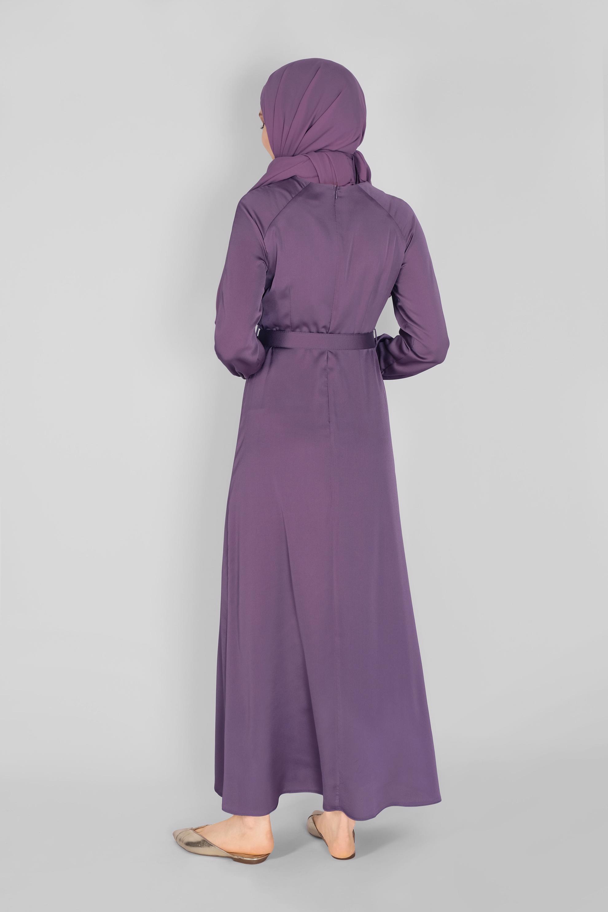 Tesettür giyim MOR DÜĞME VE KEMER DETAYLI SATEN ELBİSE 41407 