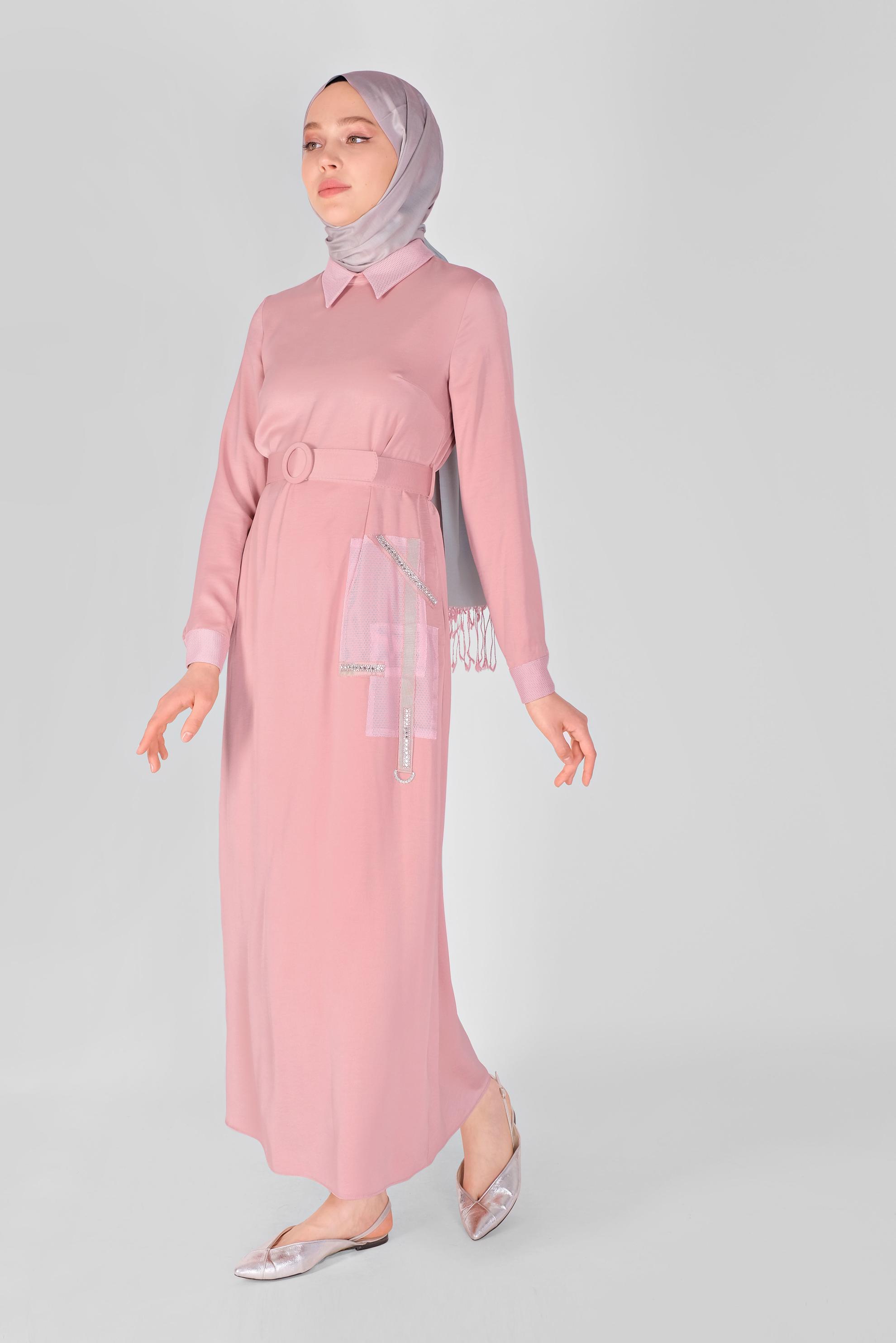 Tesettür giyim PUDRA TAŞ DETAYLI FİLELİ KEMERLİ ELBİSE 41430 