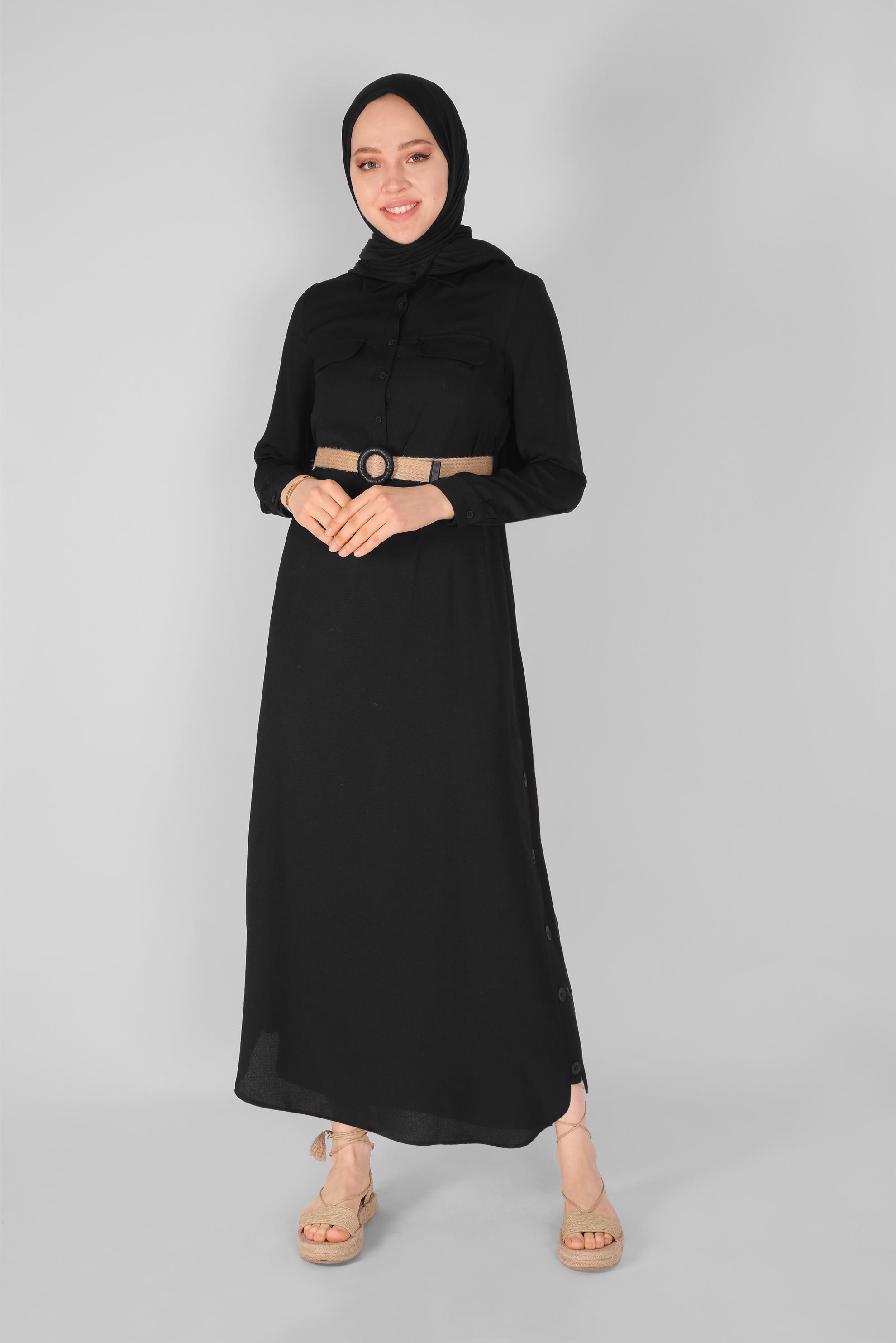 Tesettür giyim SİYAH DÜĞME DETAYLI HASIR KEMERLİ ELBİSE 41474 