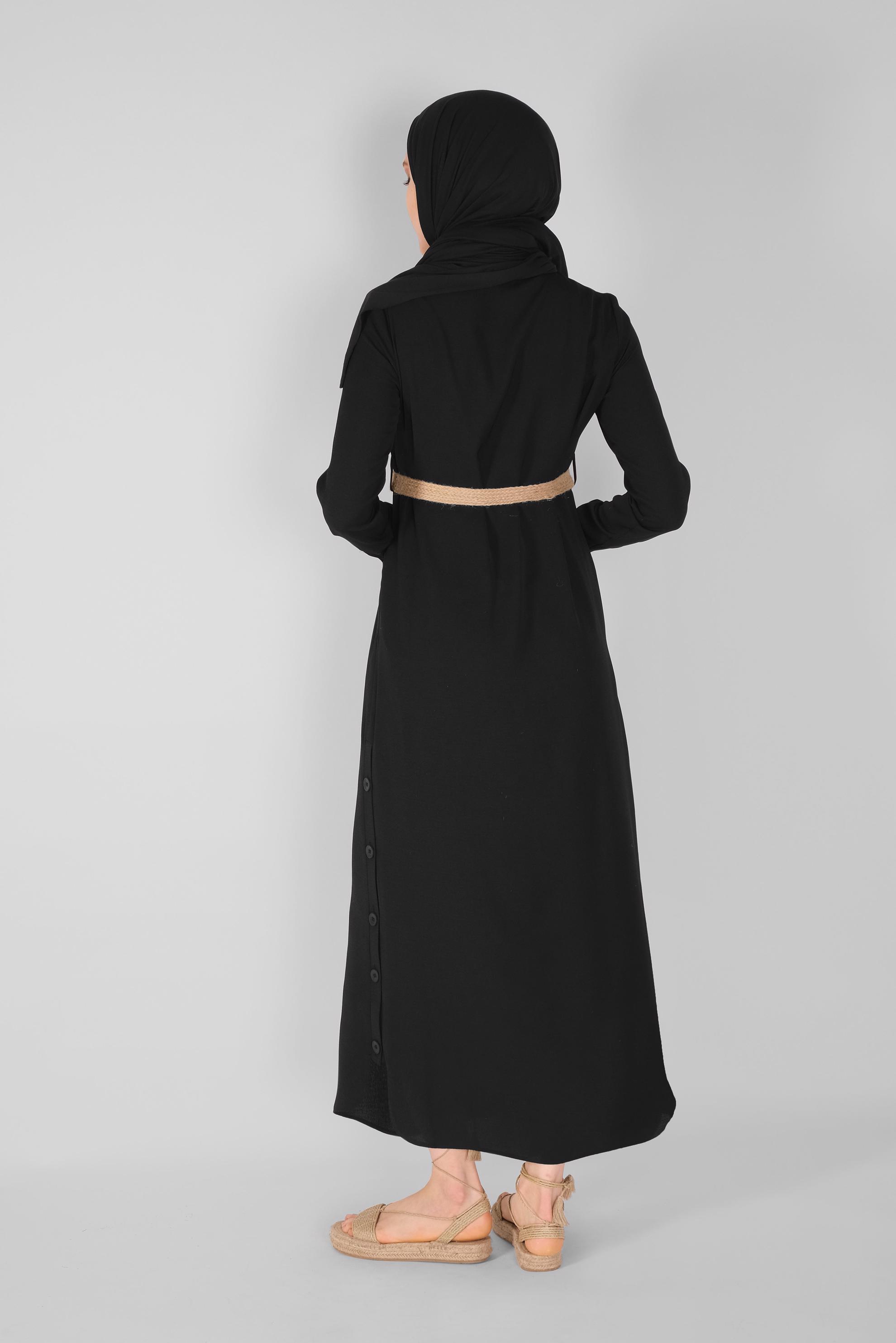 Tesettür giyim SİYAH DÜĞME DETAYLI HASIR KEMERLİ ELBİSE 41474 