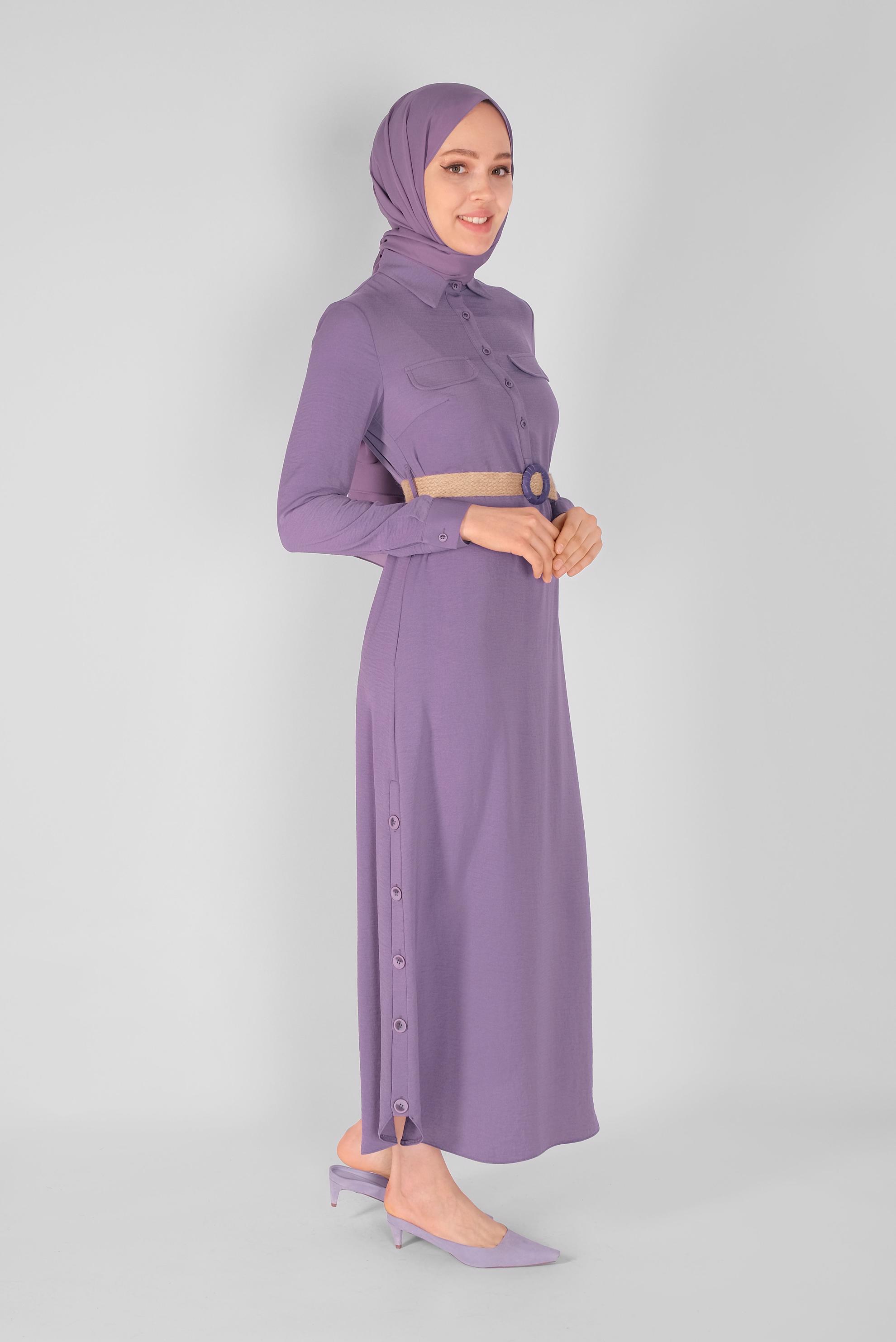 Tesettür giyim MOR DÜĞME DETAYLI HASIR KEMERLİ ELBİSE 41474 