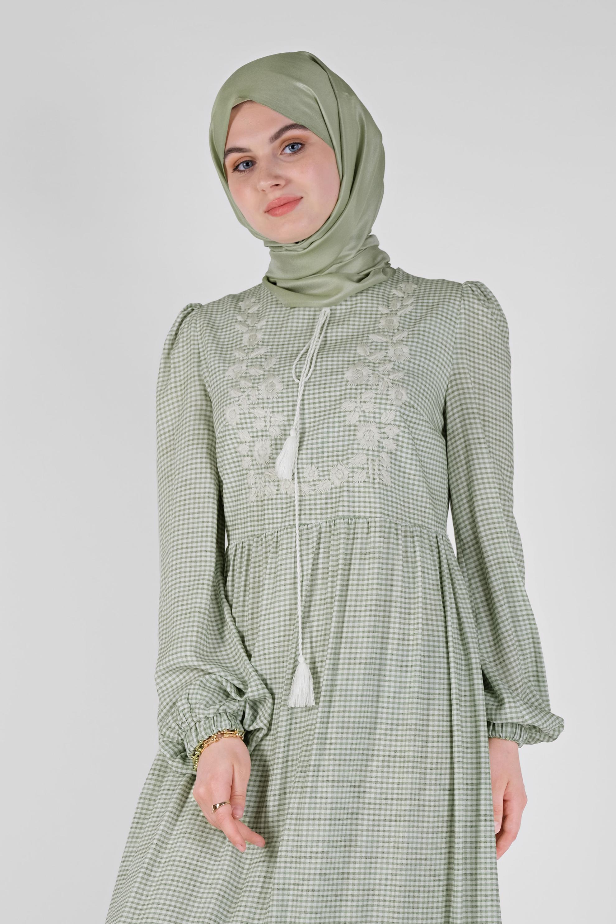 Tesettür giyim YEŞİL NAKIŞLI PÖTİKARELİ VİSKON ELBİSE 41535 