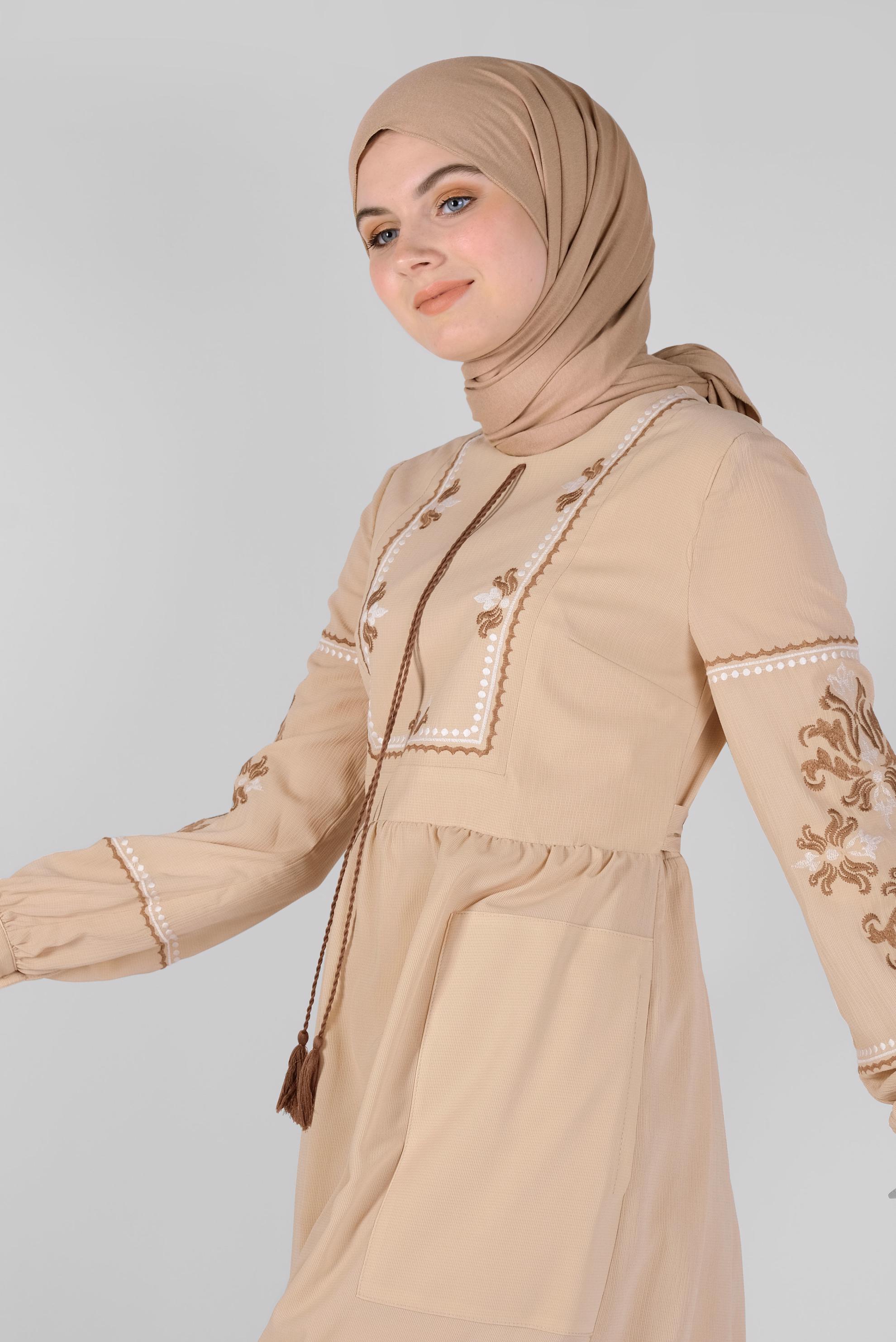 Tesettür giyim BEJ NAKIŞ DETAYLI ELBİSE 41554