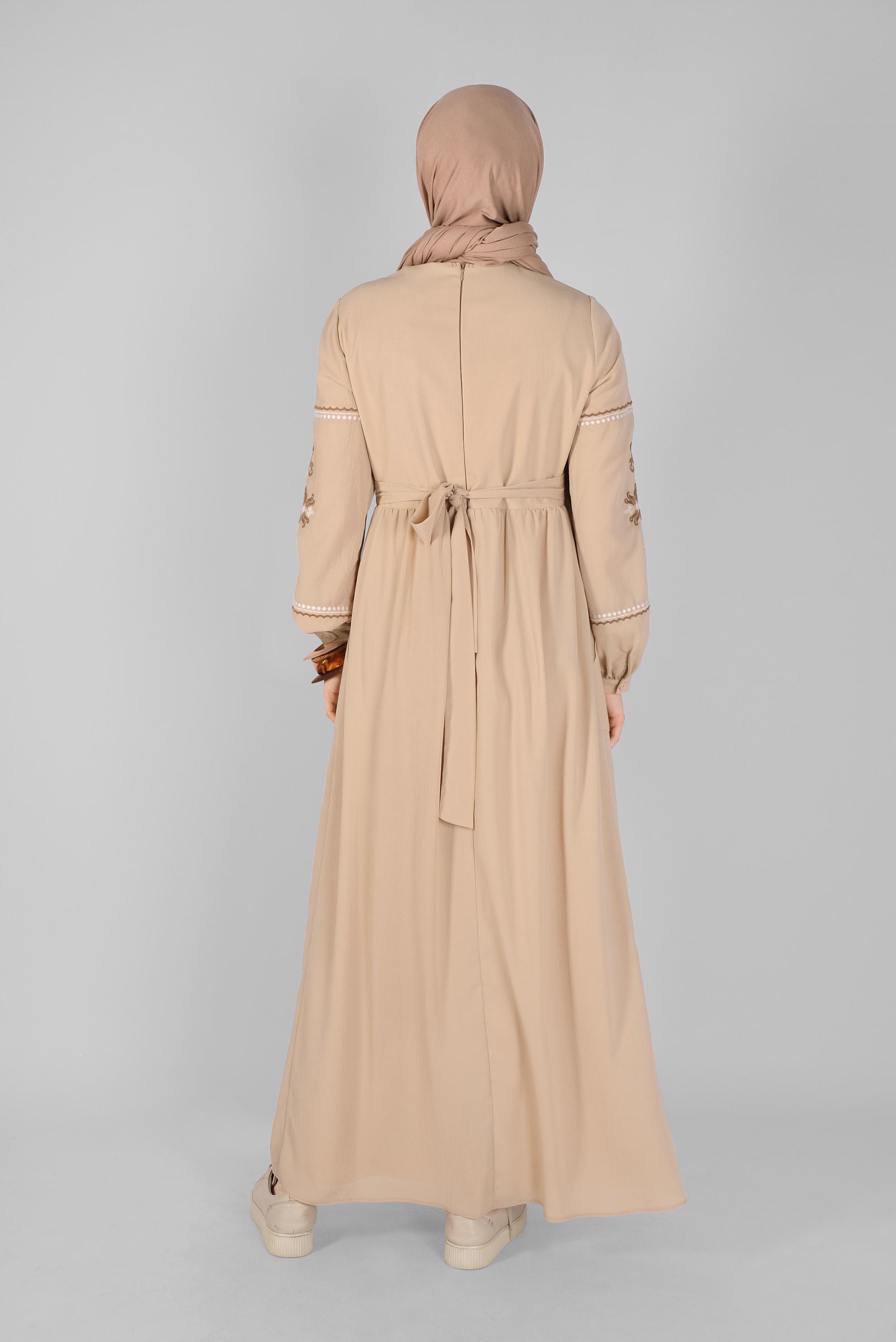 Tesettür giyim BEJ NAKIŞ DETAYLI ELBİSE 41554