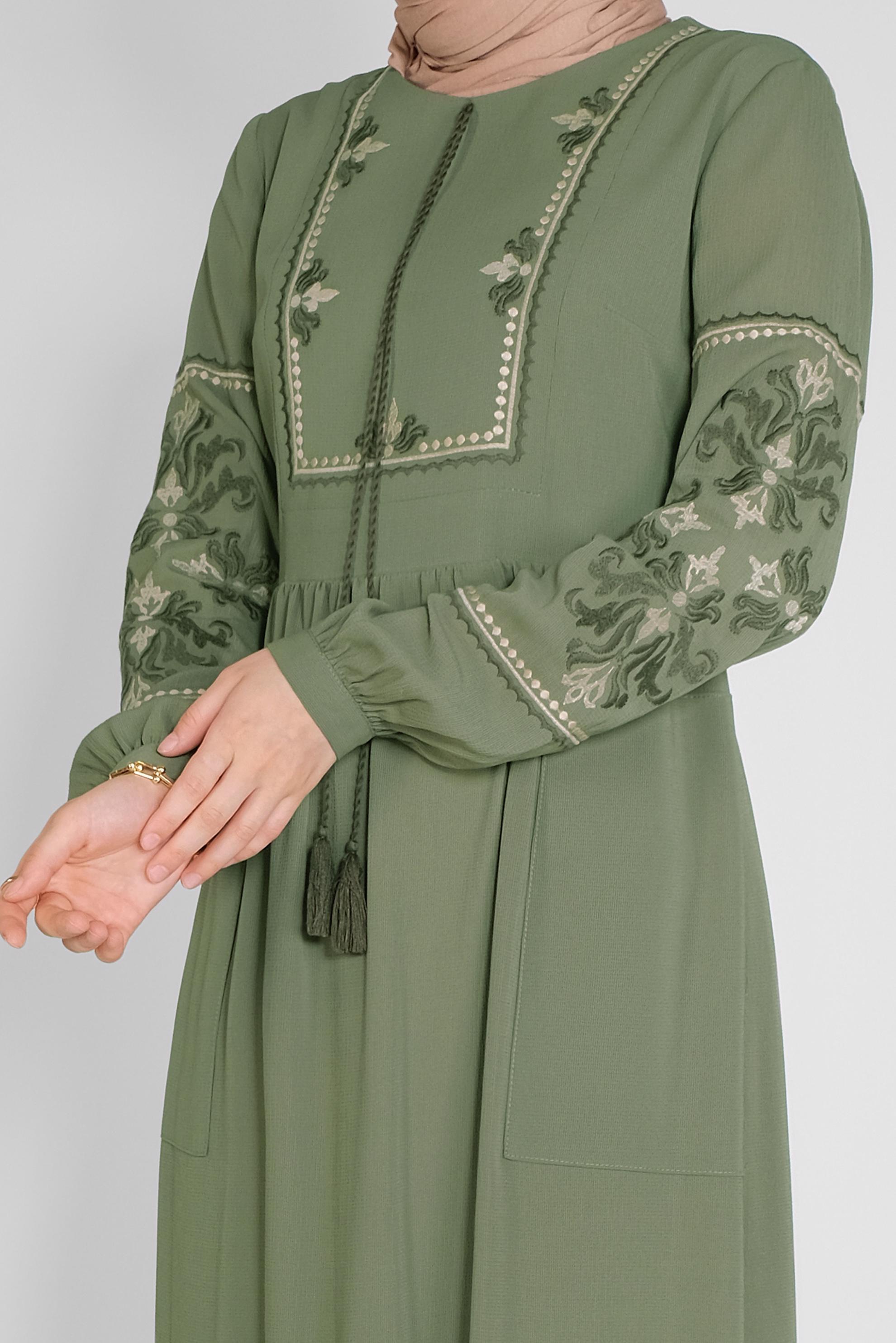 Tesettür giyim HAKİ NAKIŞ DETAYLI ELBİSE 41554