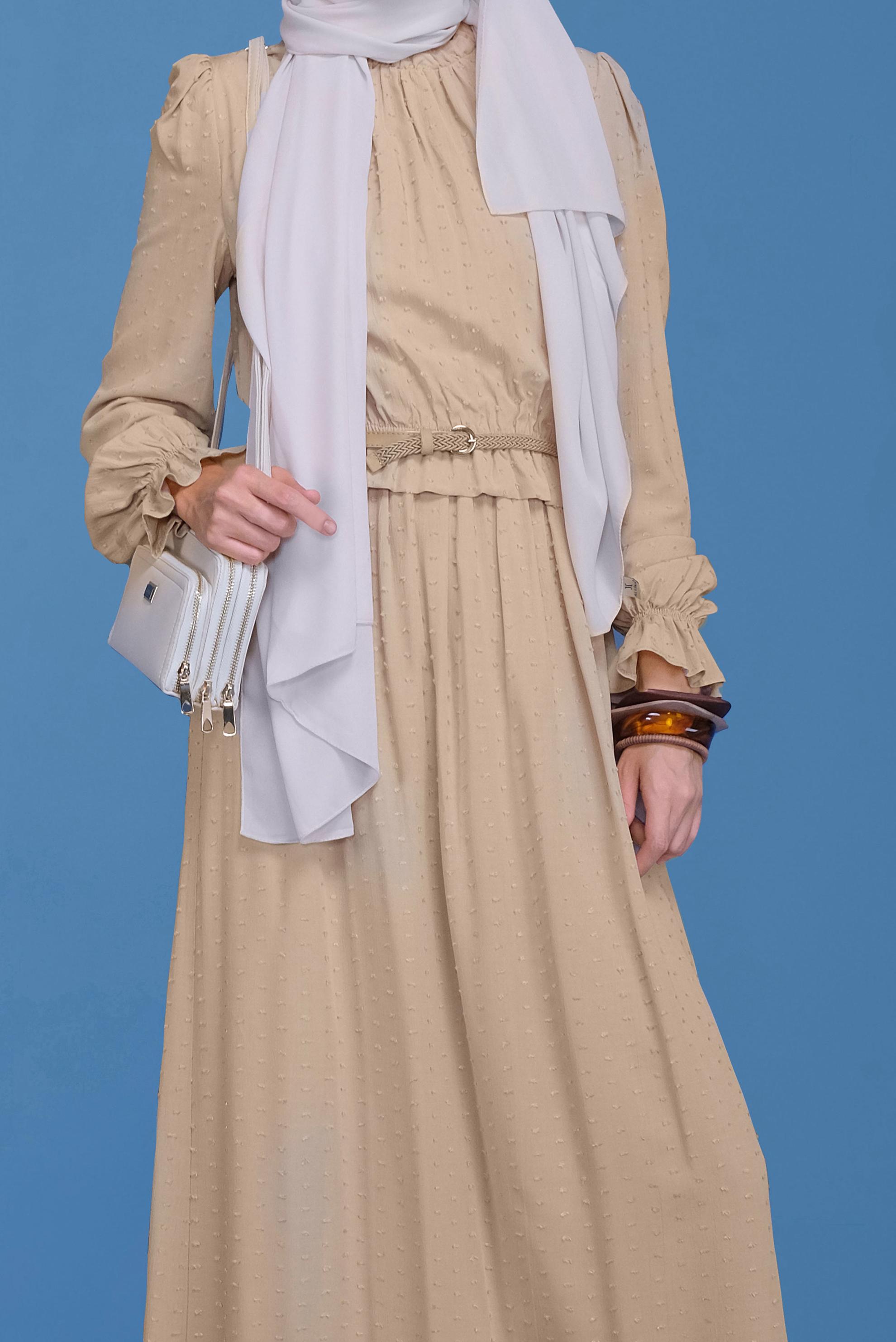 Tesettür giyim BEJ MANŞETLERİ LASTİKLİ YAKASI BÜZGÜLÜ ELBİSE 41629 