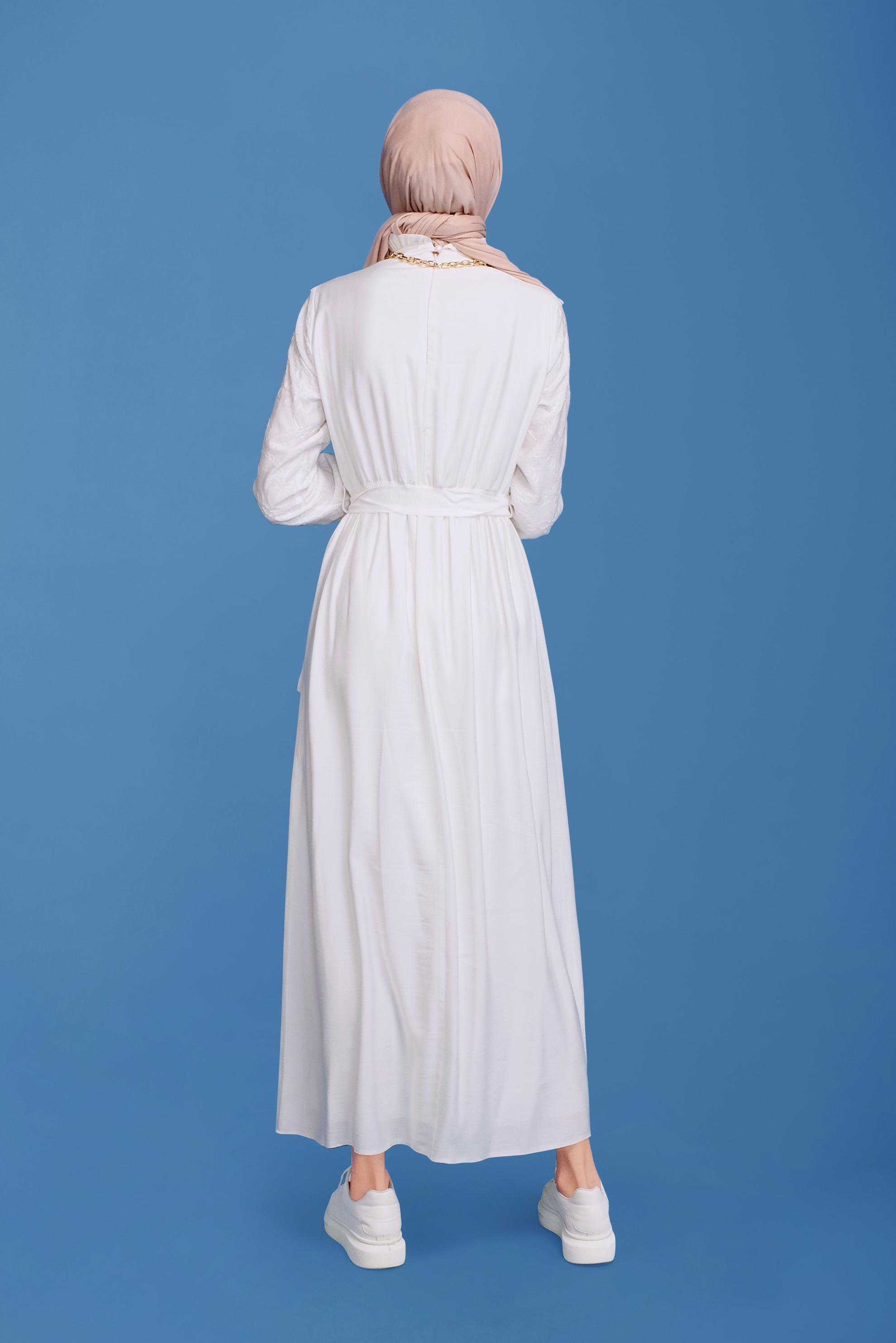 Tesettür giyim BEYAZ FIRFIRLI KUŞAKLI ELBİSE 41644 