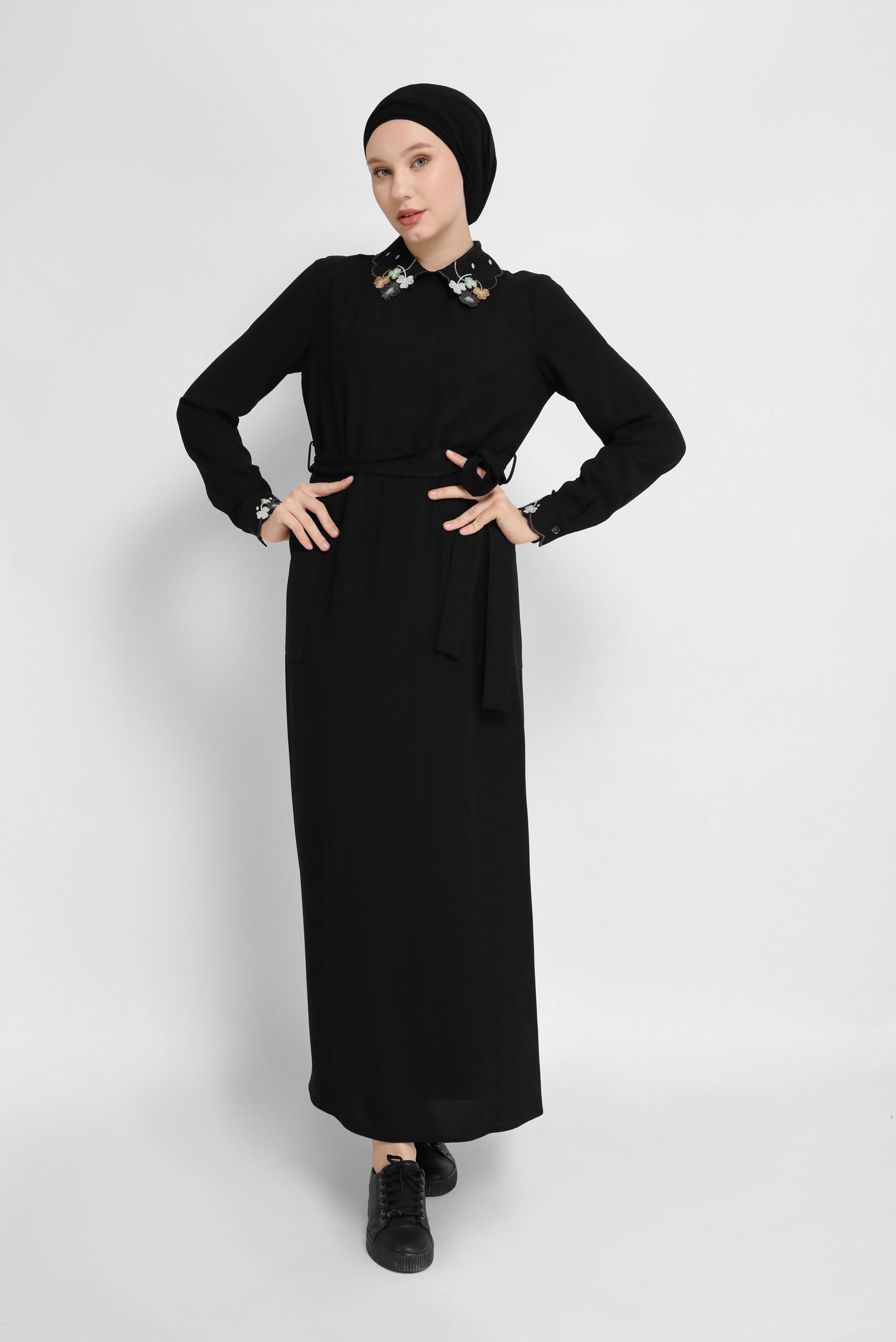 Tesettür giyim SİYAH İŞLEME DETAYLI KUŞAKLI ELBİSE 41665 
