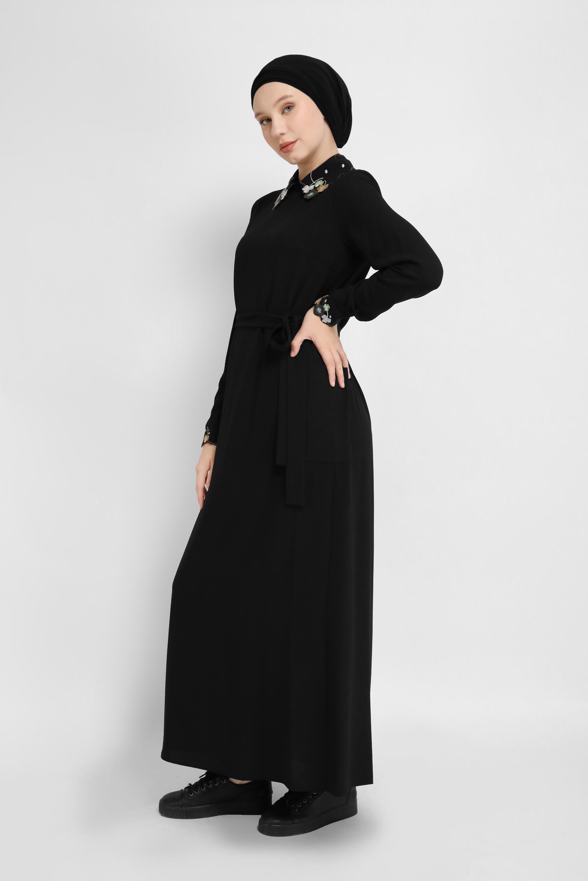 Tesettür giyim SİYAH İŞLEME DETAYLI KUŞAKLI ELBİSE 41665 