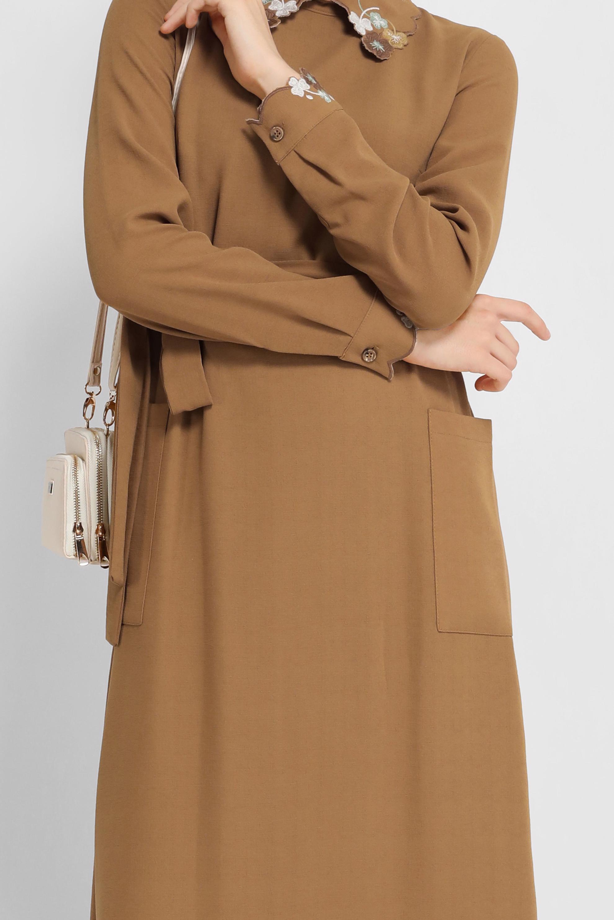 Tesettür giyim SARI İŞLEME DETAYLI KUŞAKLI ELBİSE 41665 