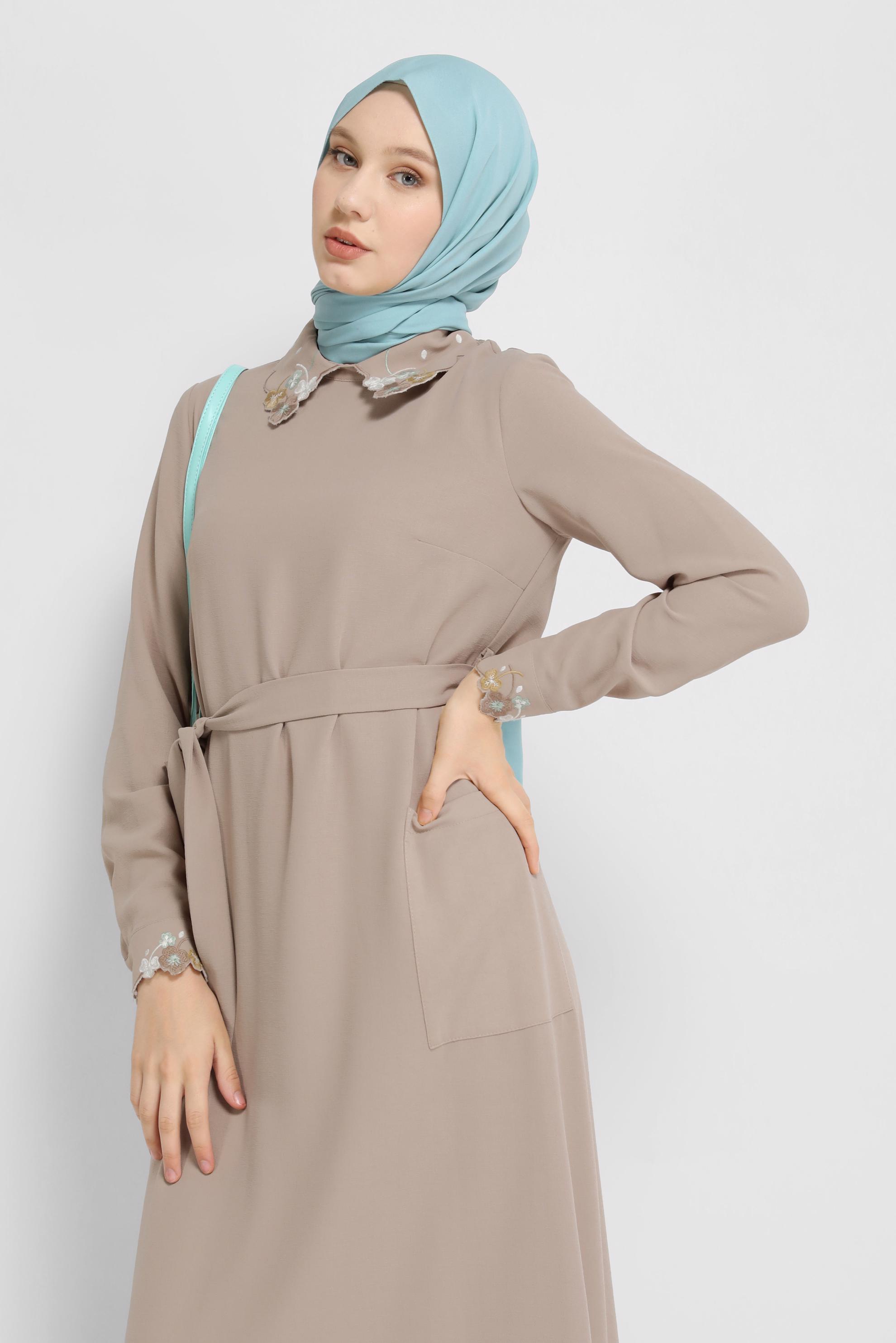 Tesettür giyim VİZON İŞLEME DETAYLI KUŞAKLI ELBİSE 41665 