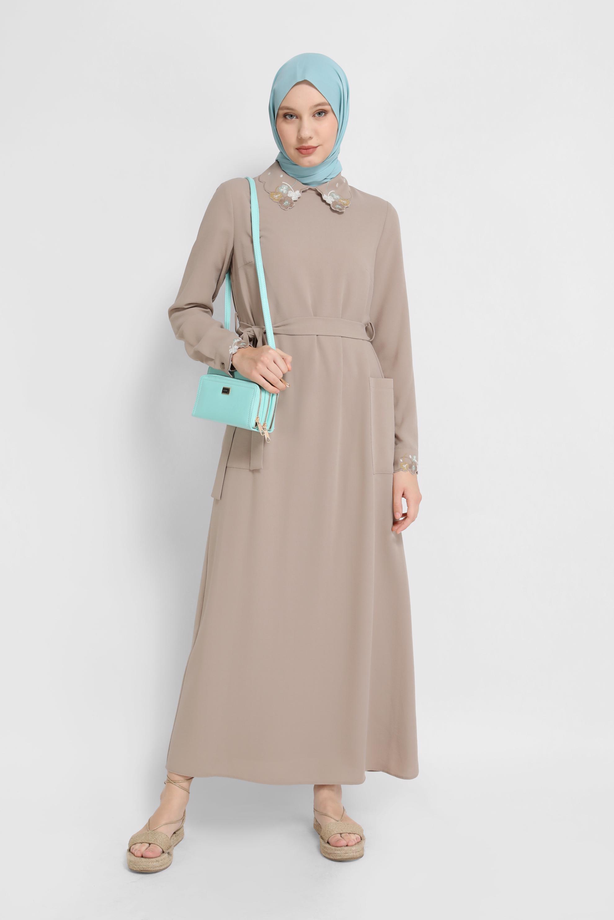 Tesettür giyim VİZON İŞLEME DETAYLI KUŞAKLI ELBİSE 41665 