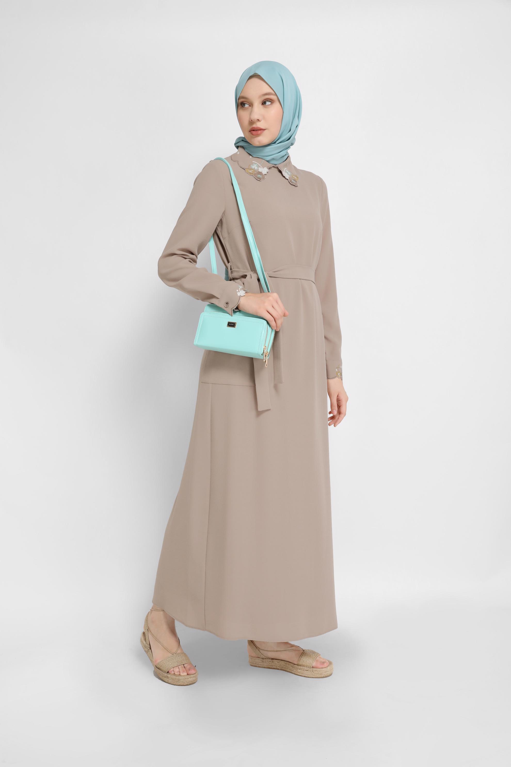 Tesettür giyim VİZON İŞLEME DETAYLI KUŞAKLI ELBİSE 41665 