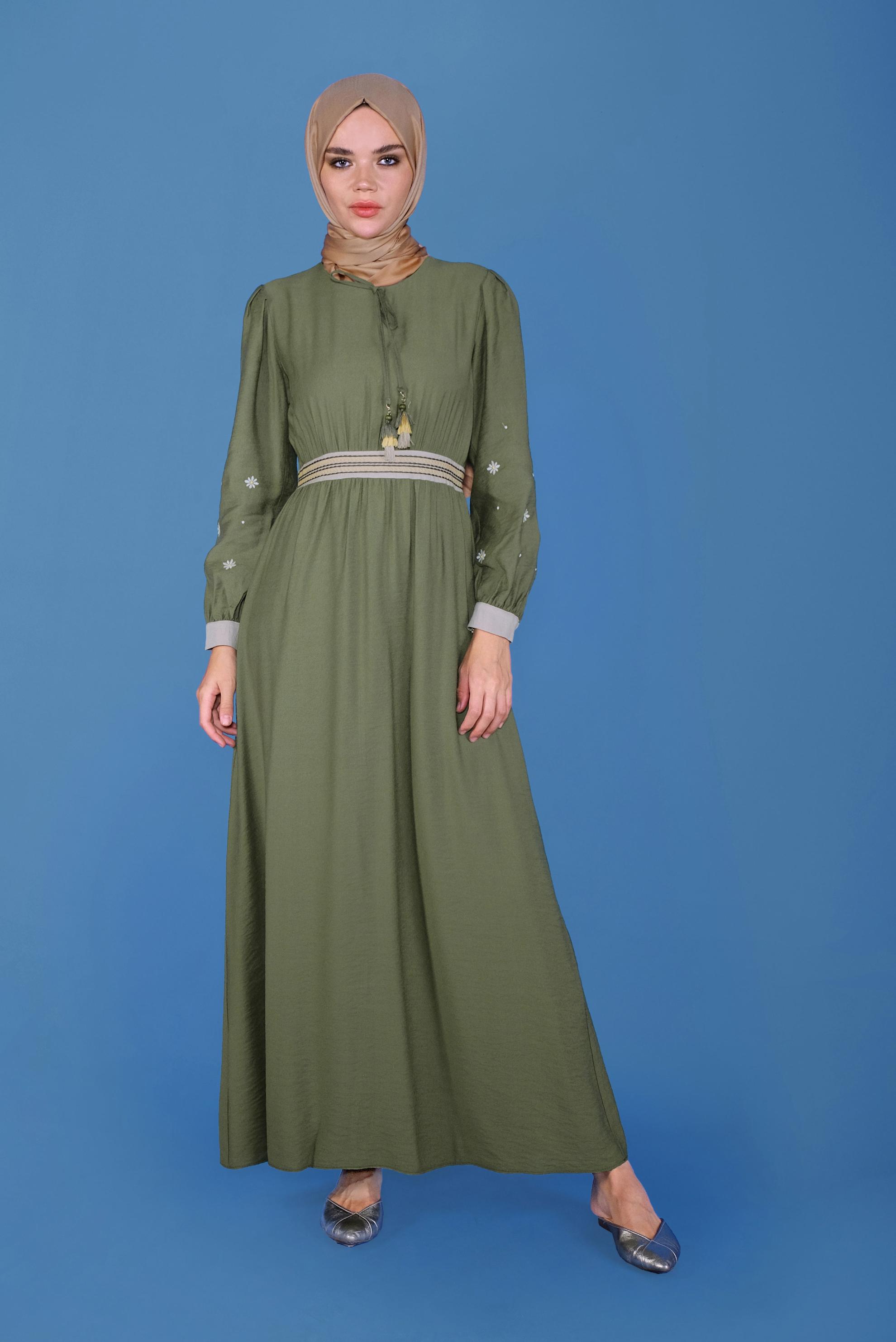 Tesettür giyim HAKİ YUVARLAK YAKA KOLLARI NAKIŞLI ELBİSE 41697