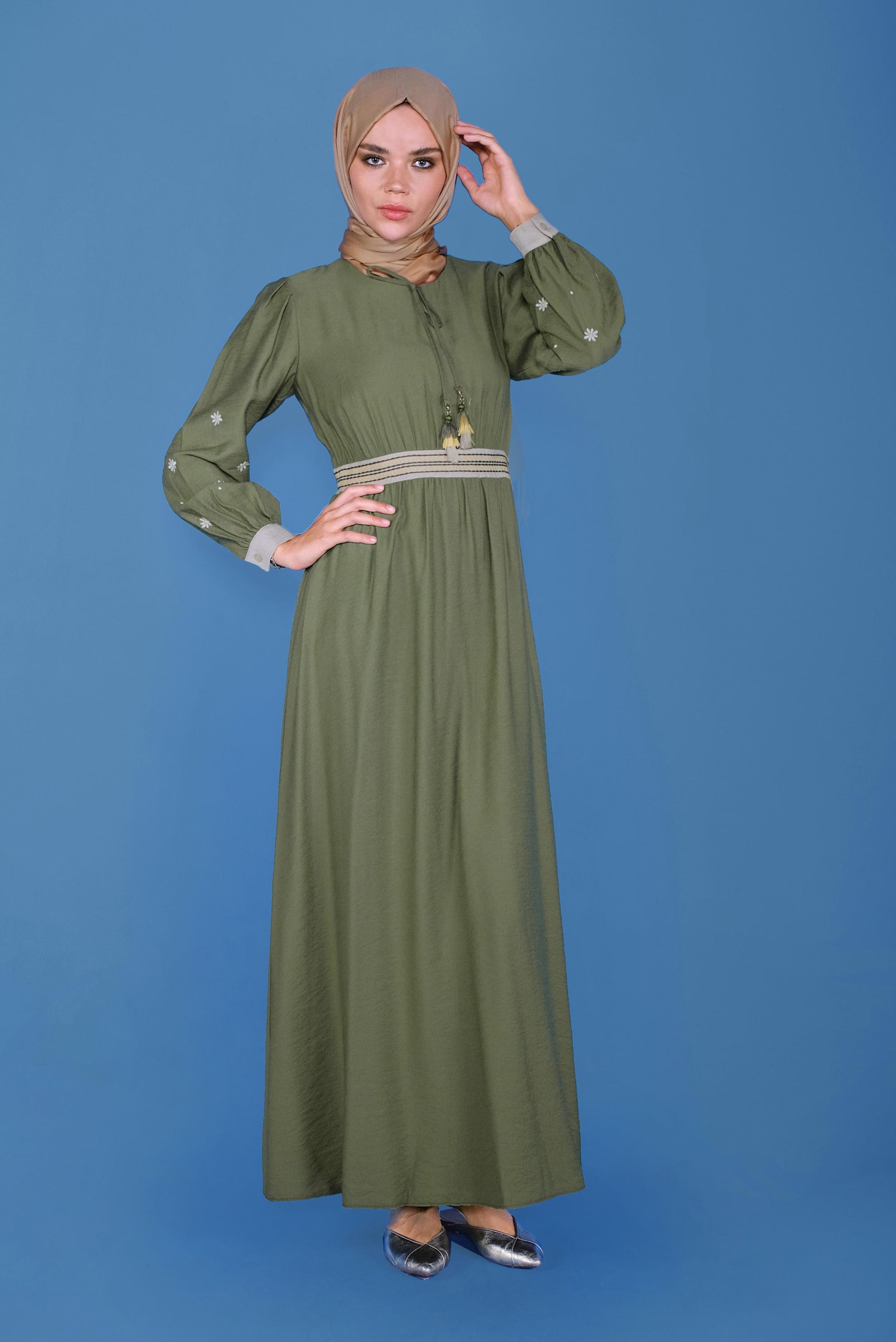 Tesettür giyim HAKİ YUVARLAK YAKA KOLLARI NAKIŞLI ELBİSE 41697