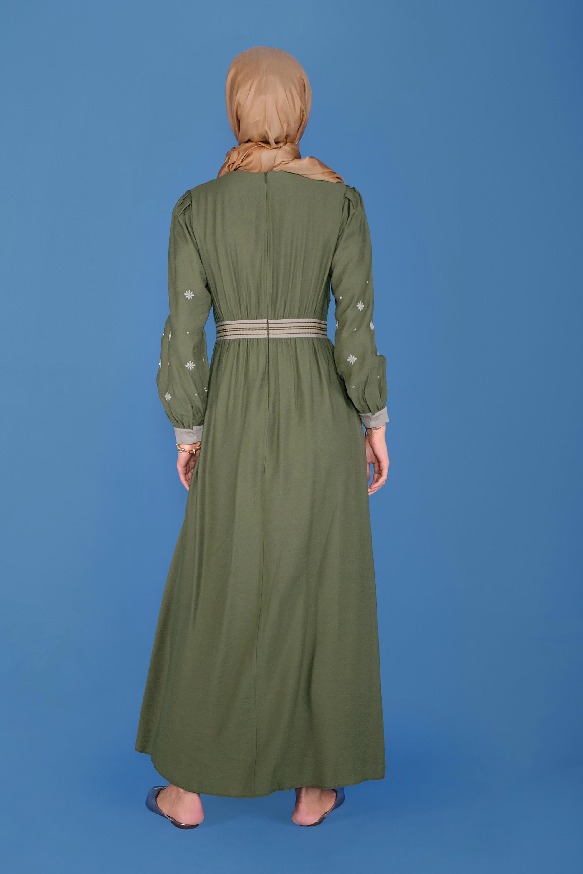 Tesettür giyim HAKİ YUVARLAK YAKA KOLLARI NAKIŞLI ELBİSE 41697