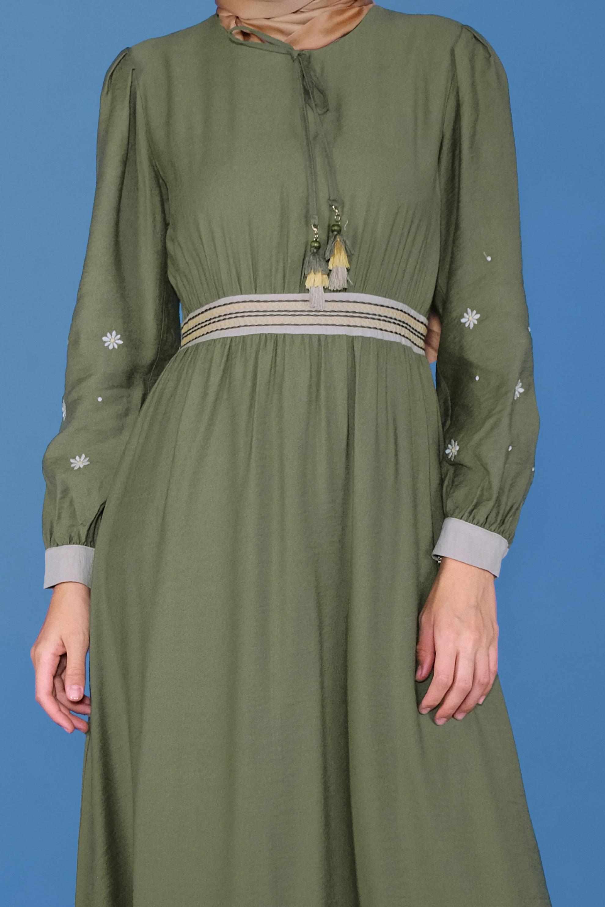 Tesettür giyim HAKİ YUVARLAK YAKA KOLLARI NAKIŞLI ELBİSE 41697