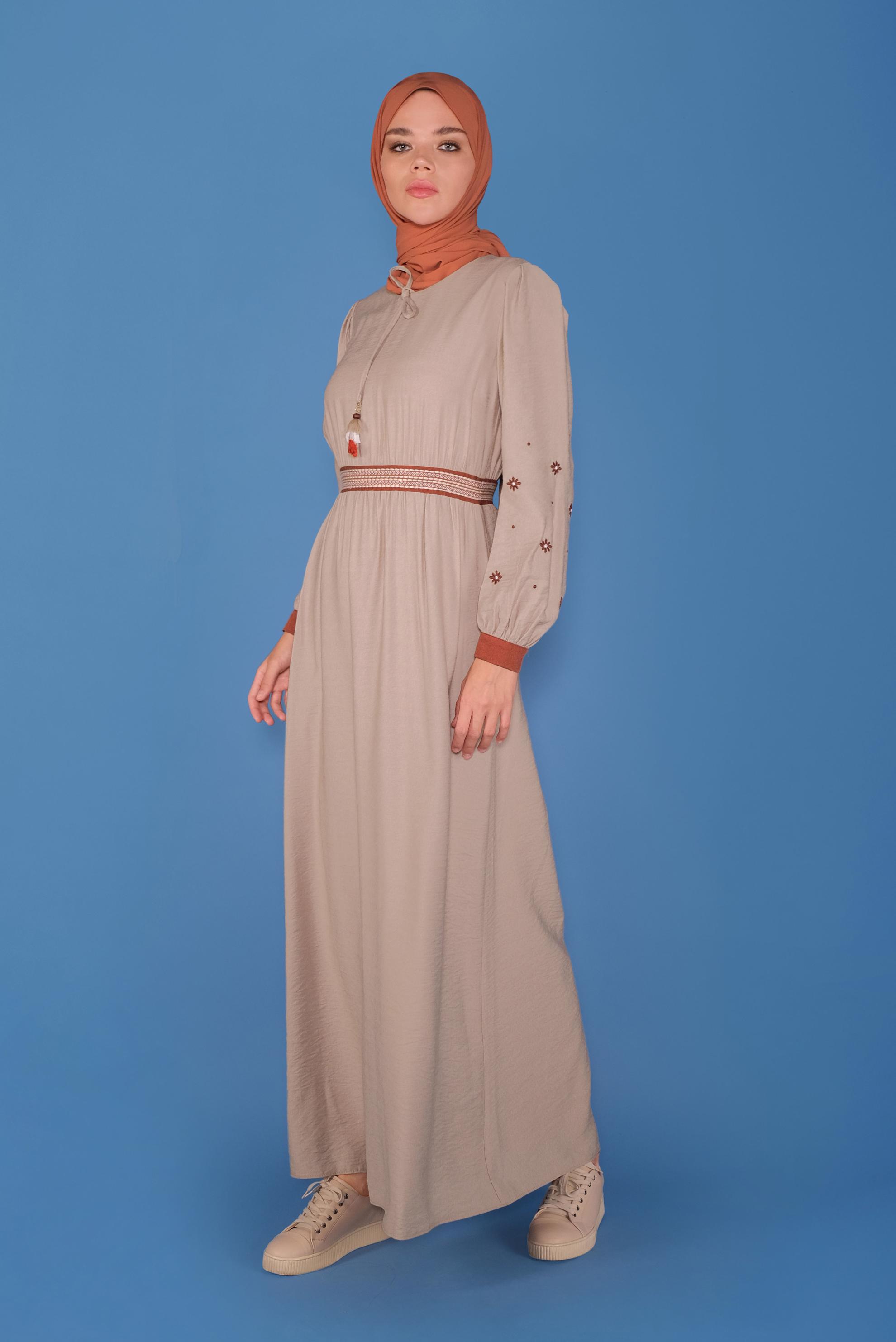 Tesettür giyim BEJ YUVARLAK YAKA KOLLARI NAKIŞLI ELBİSE 41697