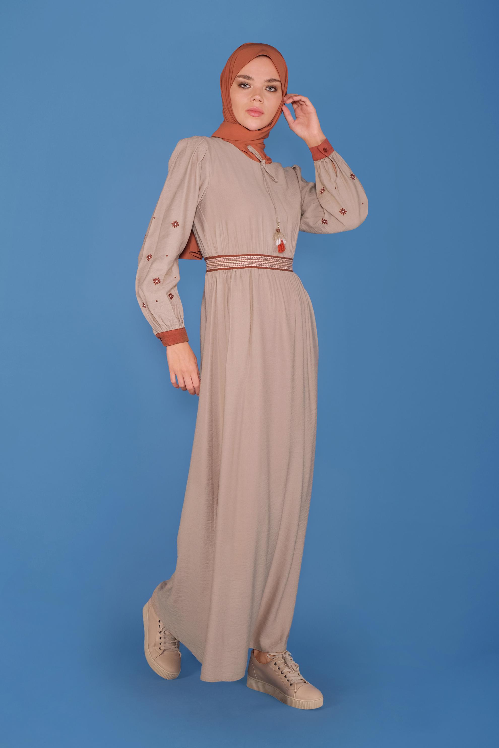 Tesettür giyim BEJ YUVARLAK YAKA KOLLARI NAKIŞLI ELBİSE 41697