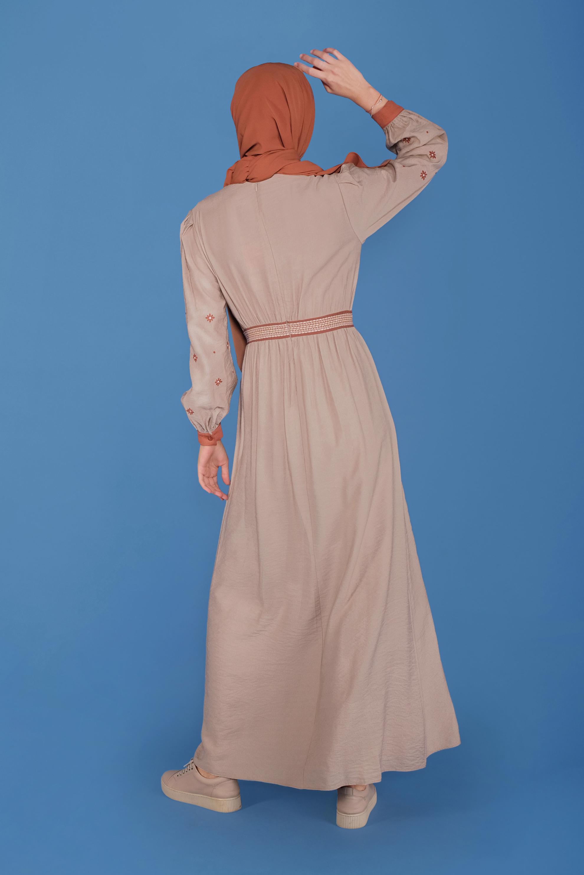 Tesettür giyim BEJ YUVARLAK YAKA KOLLARI NAKIŞLI ELBİSE 41697