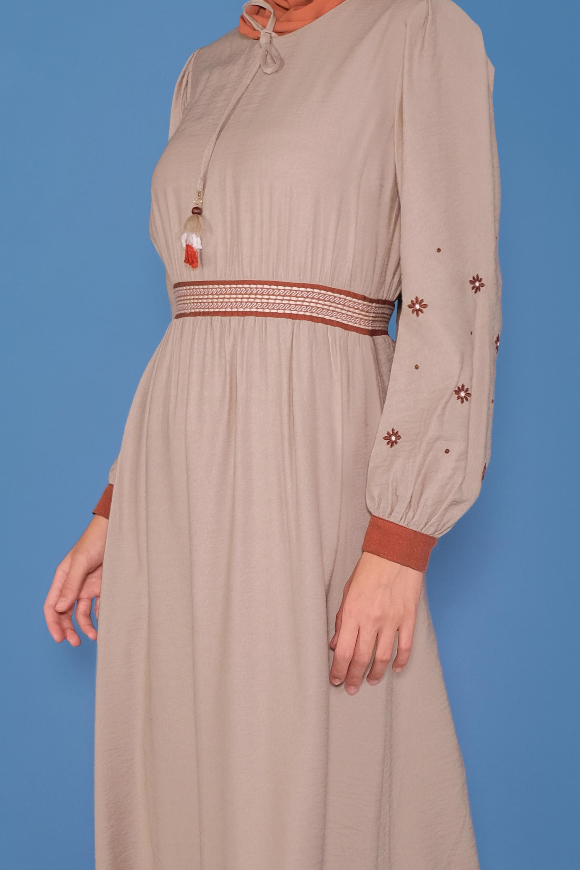 Tesettür giyim BEJ YUVARLAK YAKA KOLLARI NAKIŞLI ELBİSE 41697