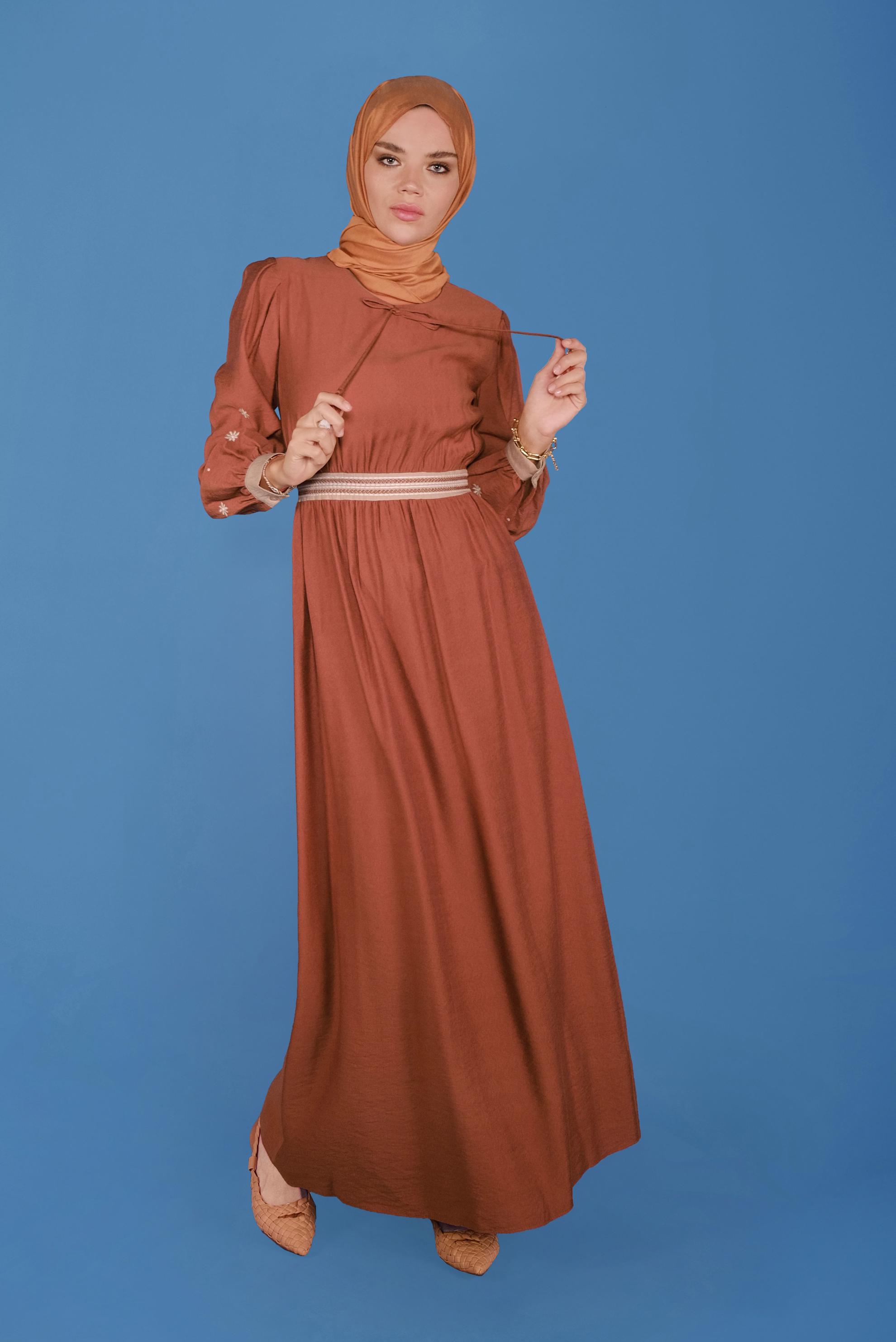 Tesettür giyim KAHVE YUVARLAK YAKA KOLLARI NAKIŞLI ELBİSE 41697