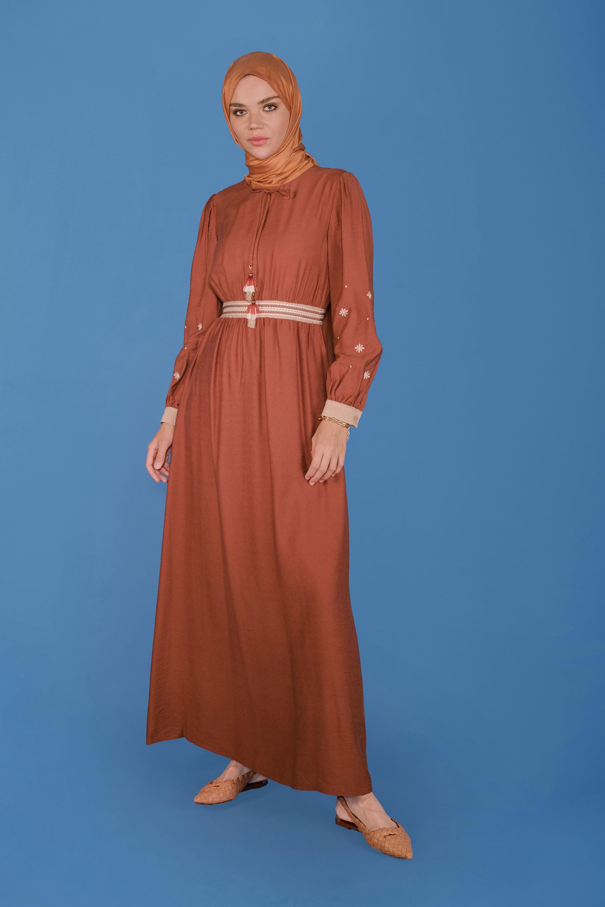 Tesettür giyim KAHVE YUVARLAK YAKA KOLLARI NAKIŞLI ELBİSE 41697