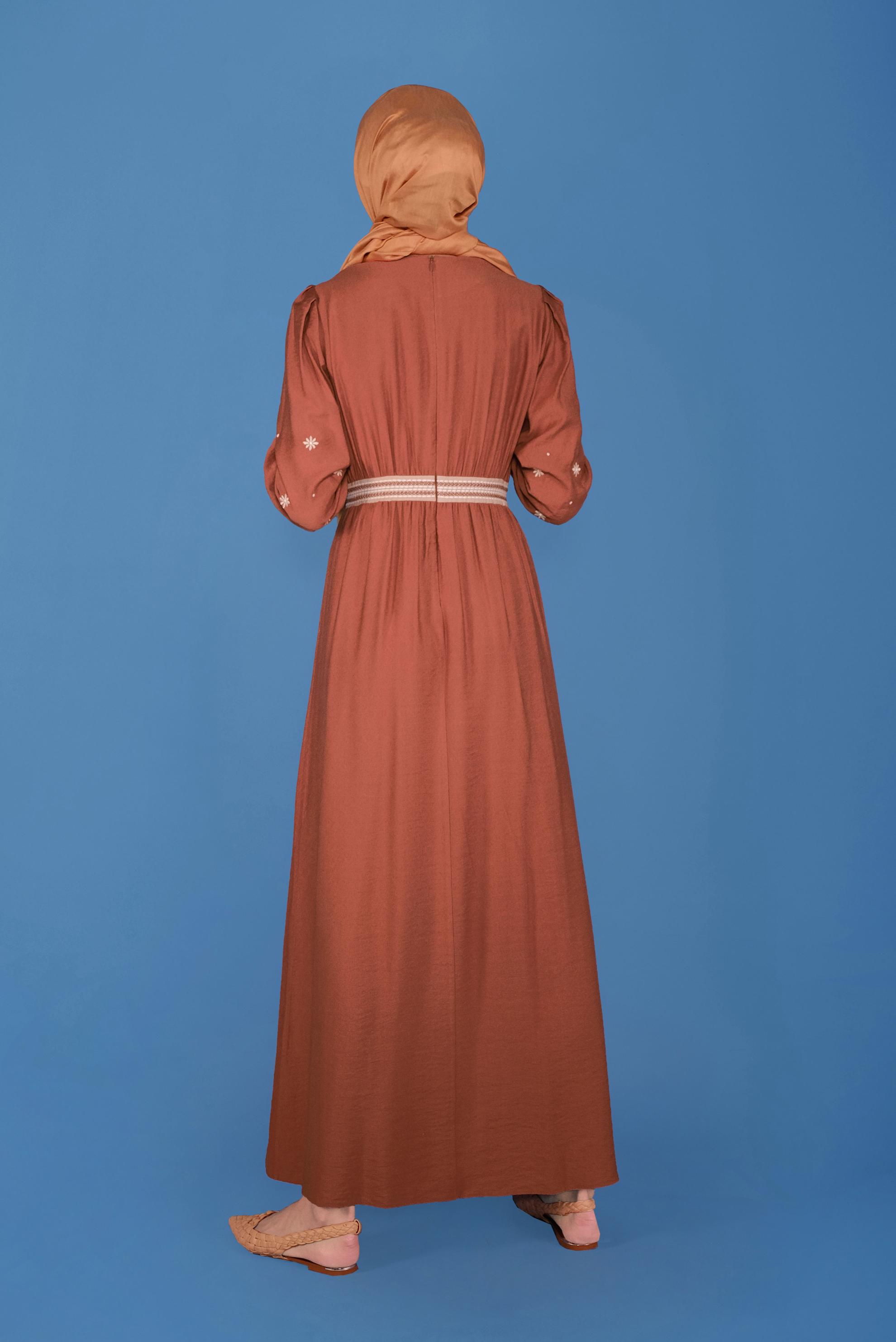 Tesettür giyim KAHVE YUVARLAK YAKA KOLLARI NAKIŞLI ELBİSE 41697