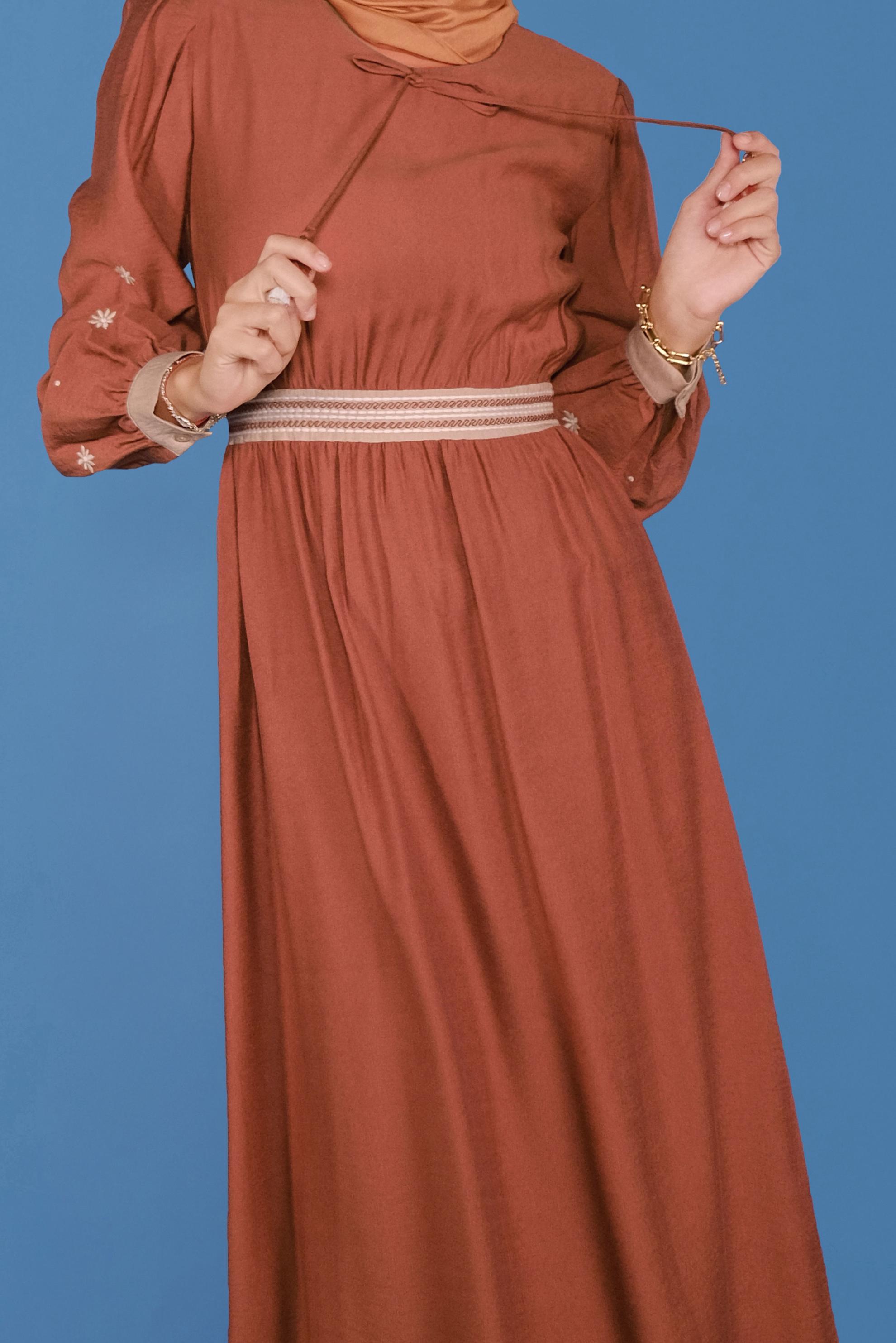 Tesettür giyim KAHVE YUVARLAK YAKA KOLLARI NAKIŞLI ELBİSE 41697