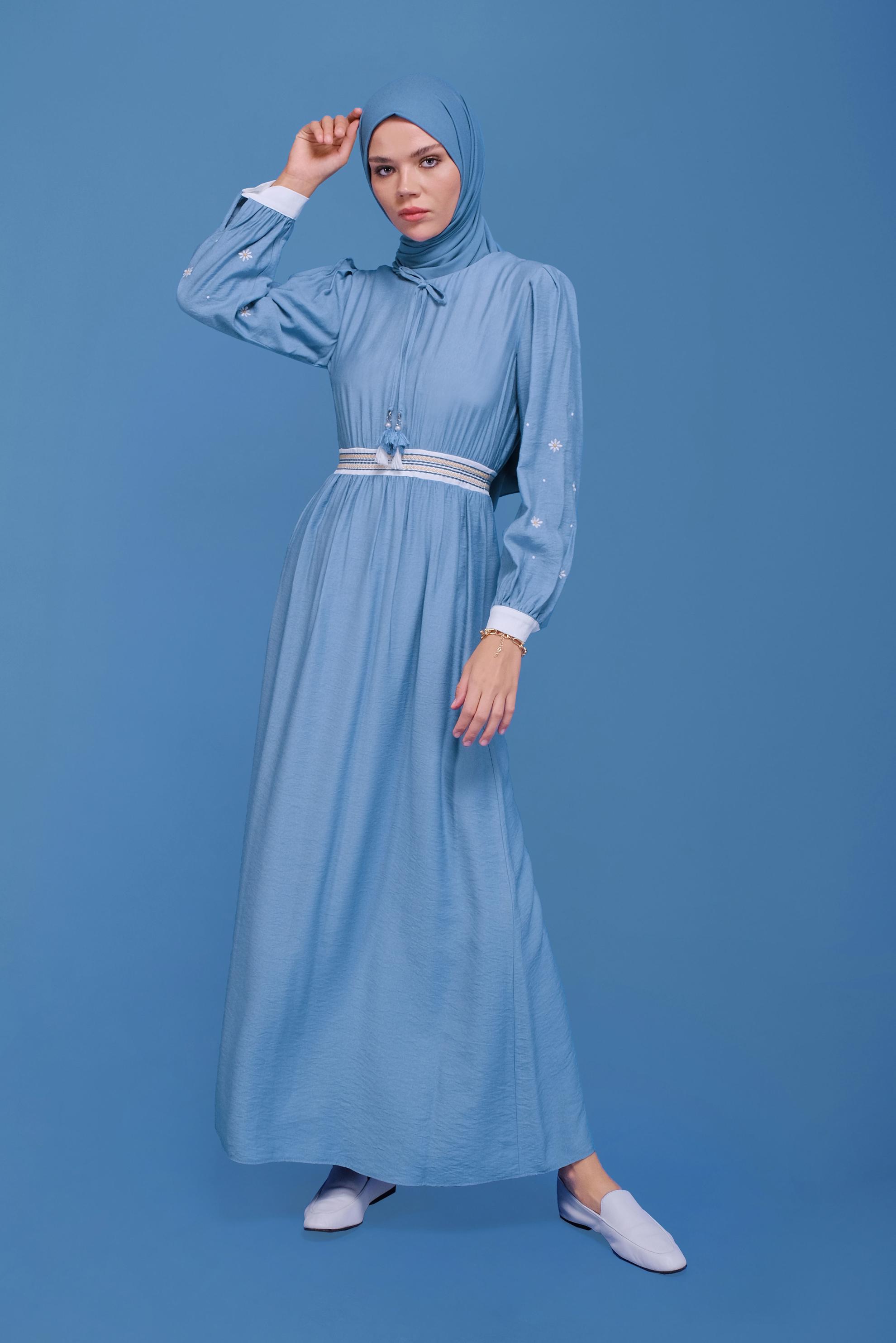 Tesettür giyim MAVİ YUVARLAK YAKA KOLLARI NAKIŞLI ELBİSE 41697