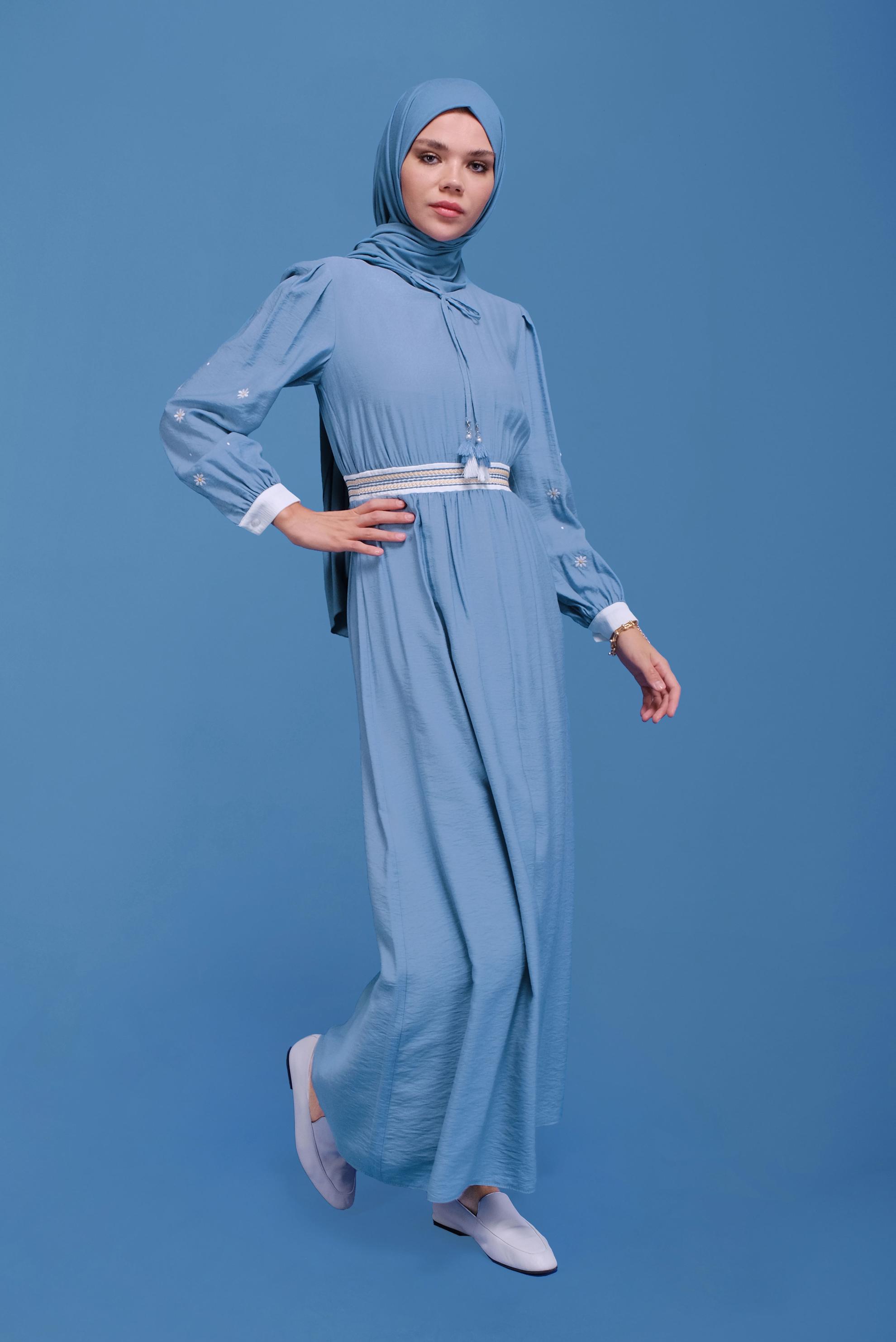 Tesettür giyim MAVİ YUVARLAK YAKA KOLLARI NAKIŞLI ELBİSE 41697