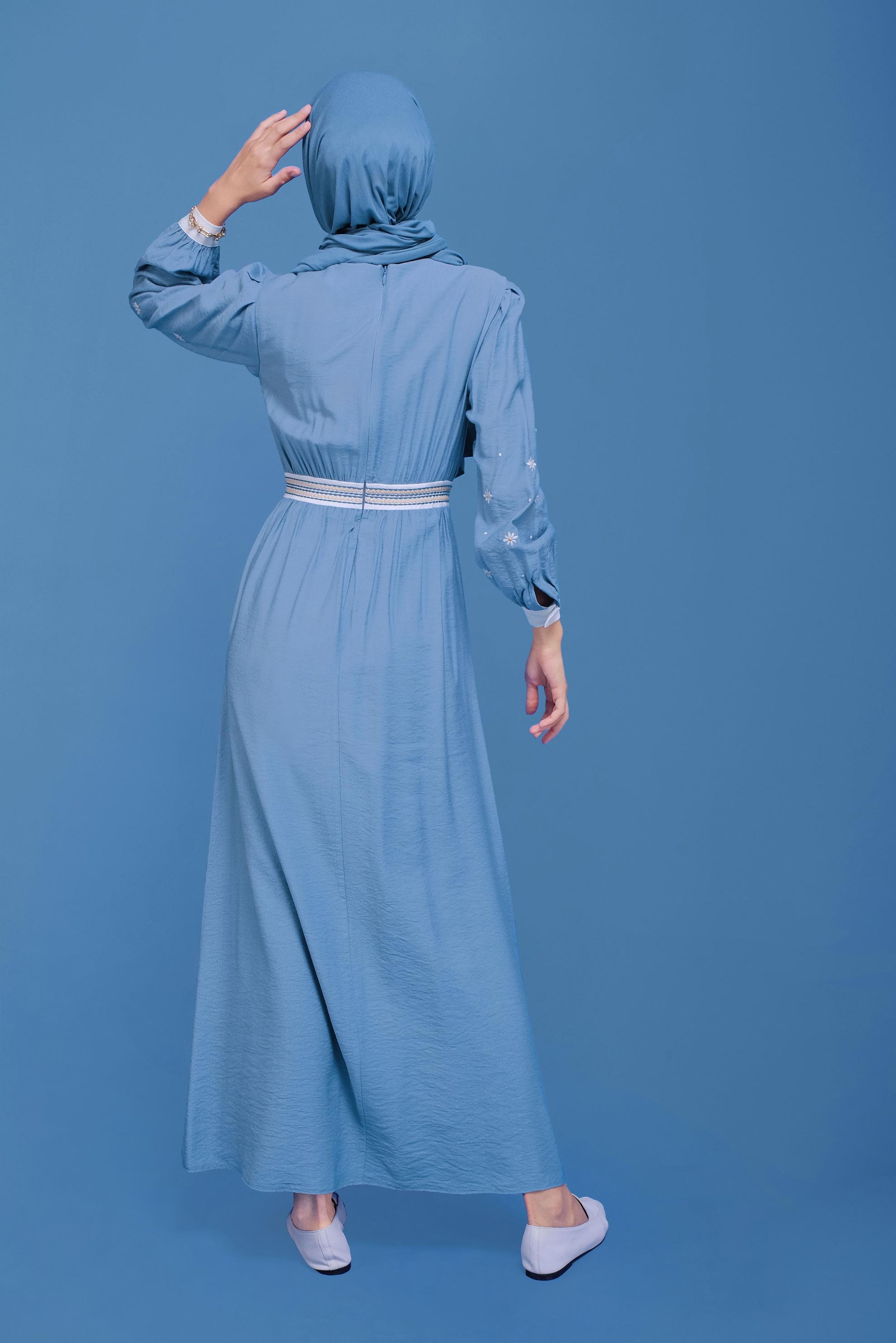 Tesettür giyim MAVİ YUVARLAK YAKA KOLLARI NAKIŞLI ELBİSE 41697