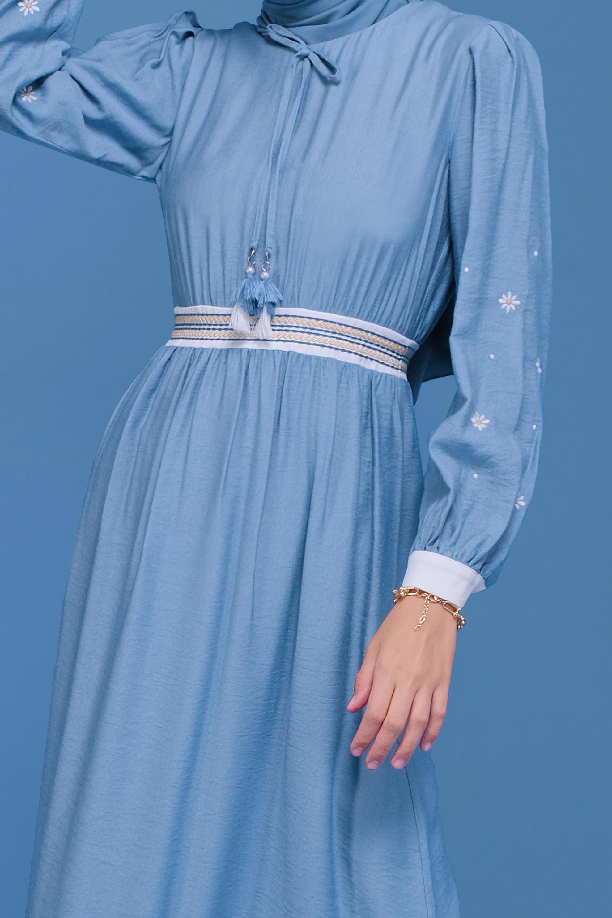 Tesettür giyim MAVİ YUVARLAK YAKA KOLLARI NAKIŞLI ELBİSE 41697