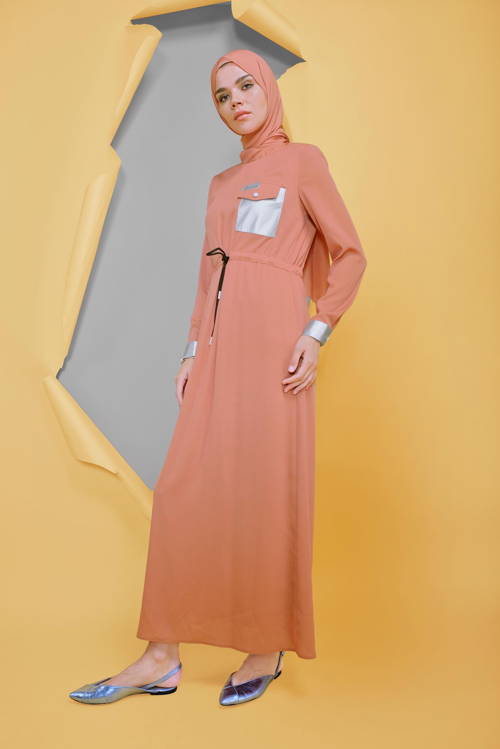 Tesettür giyim KAHVE YALDIZ BASKILI BELDEN BAĞCIKLI ELBİSE 41734 