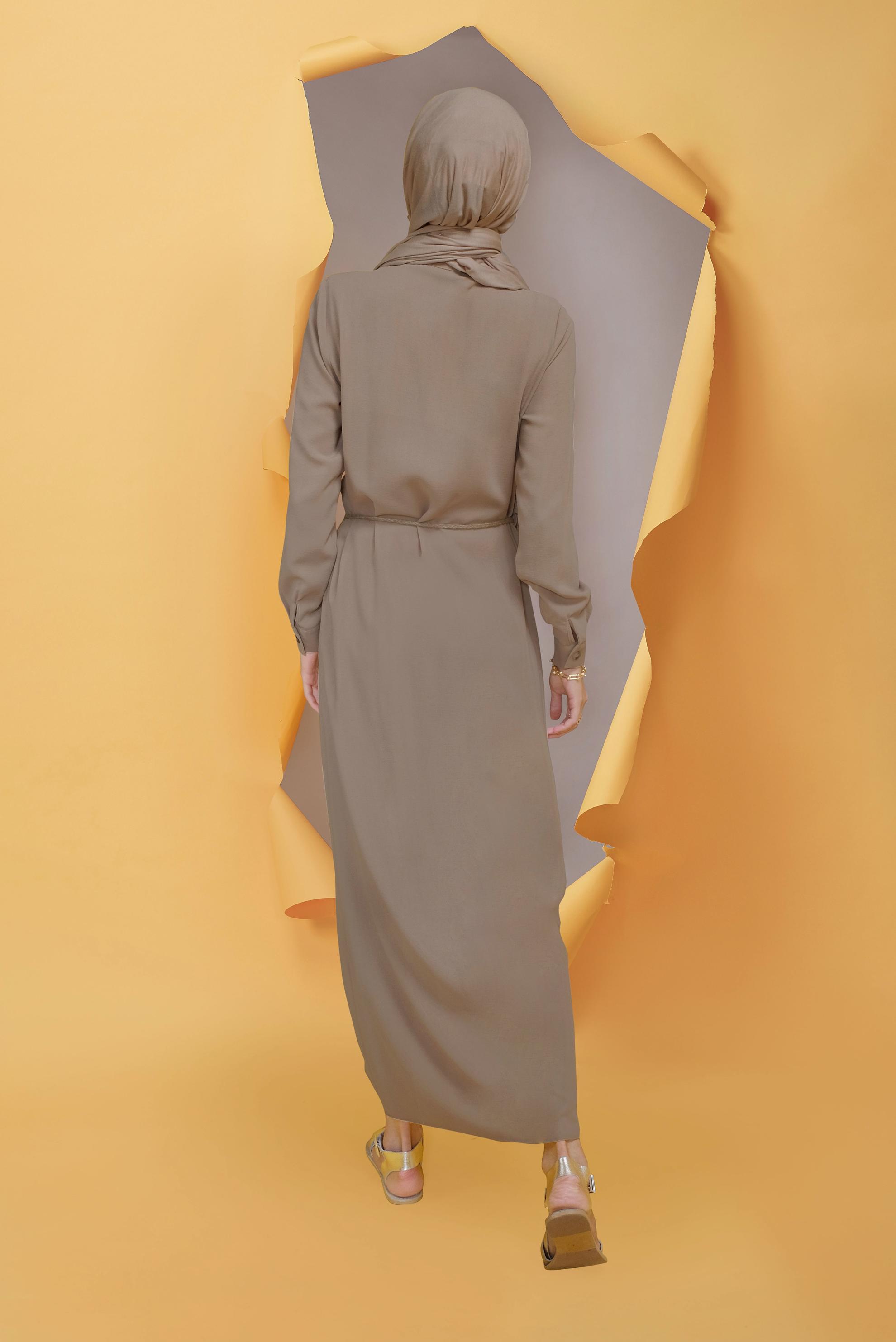 Tesettür giyim VİZON KEMER DETAYLI DÜĞMELİ ELBİSE 41736 