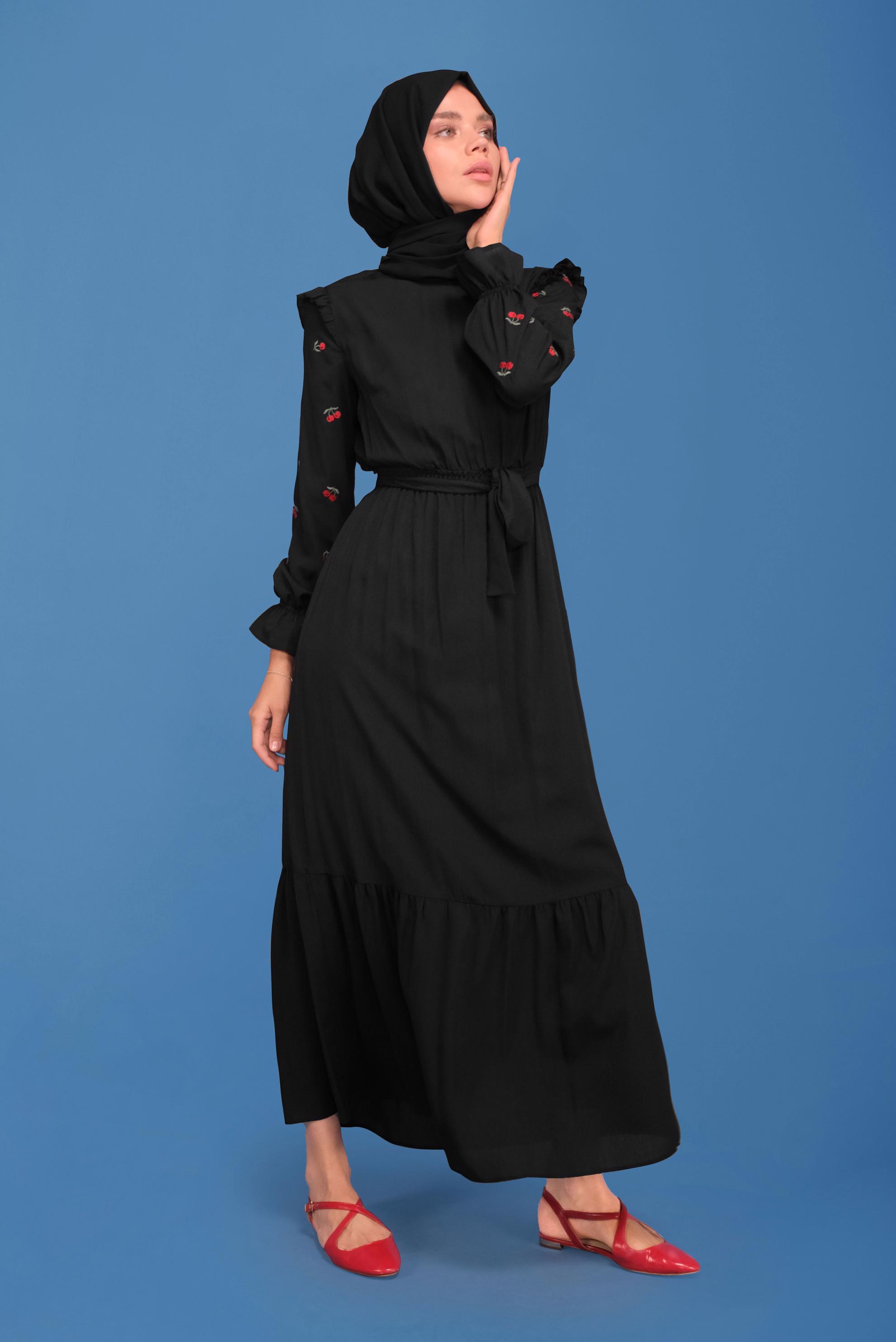 Tesettür giyim SİYAH İŞLEME DETAYLI KUŞAKLI ELBİSE 41740 