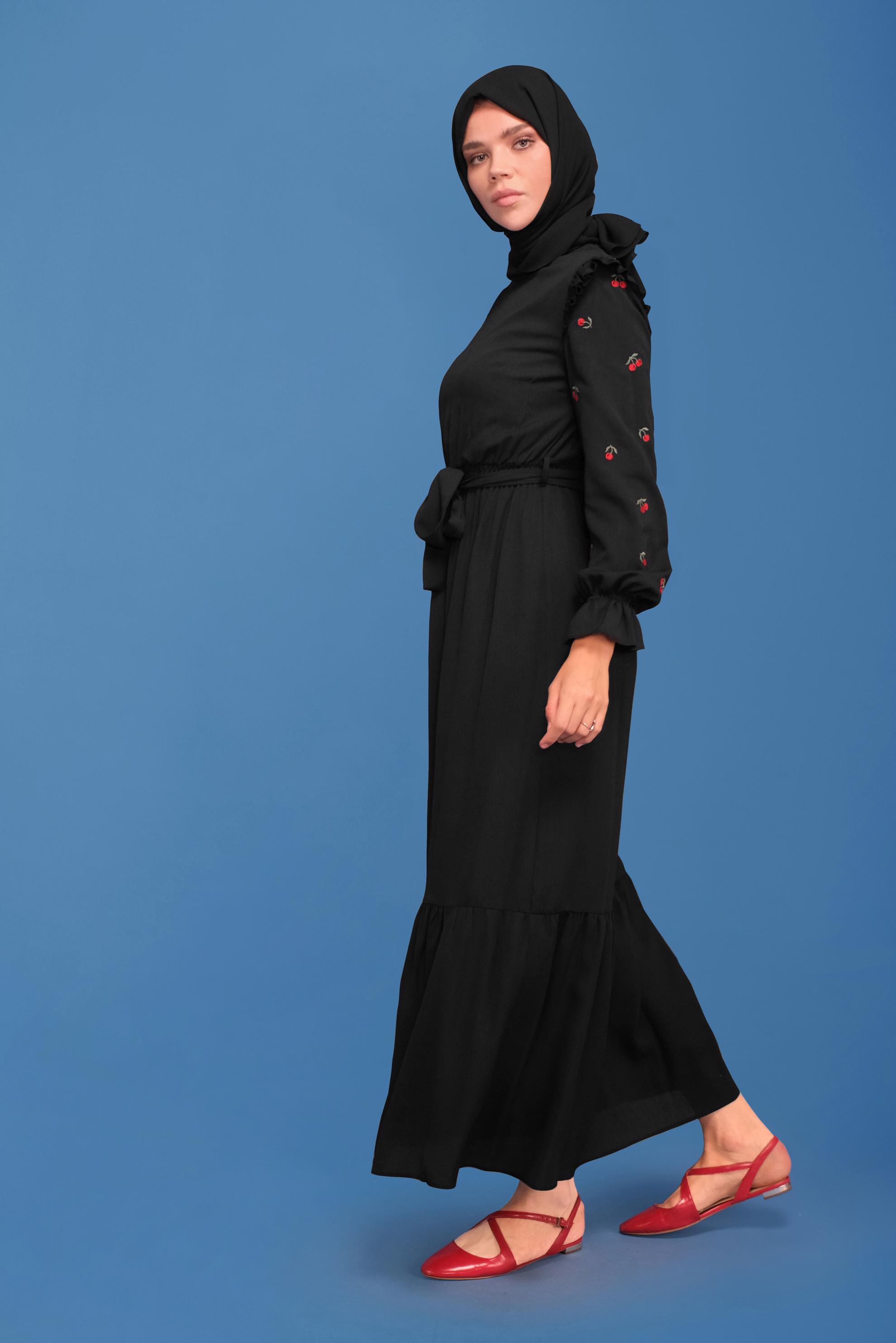 Tesettür giyim SİYAH İŞLEME DETAYLI KUŞAKLI ELBİSE 41740 