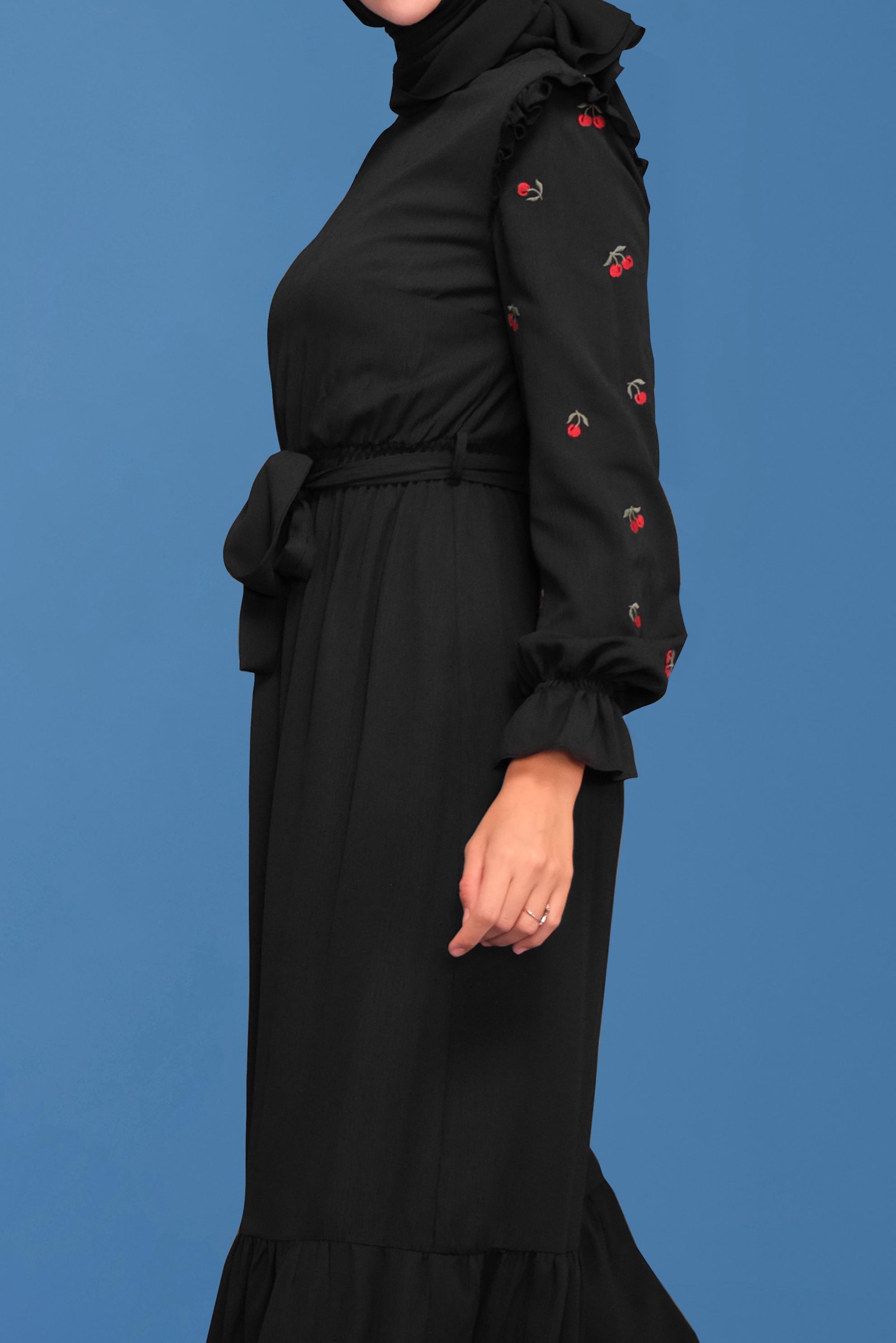 Tesettür giyim SİYAH İŞLEME DETAYLI KUŞAKLI ELBİSE 41740 