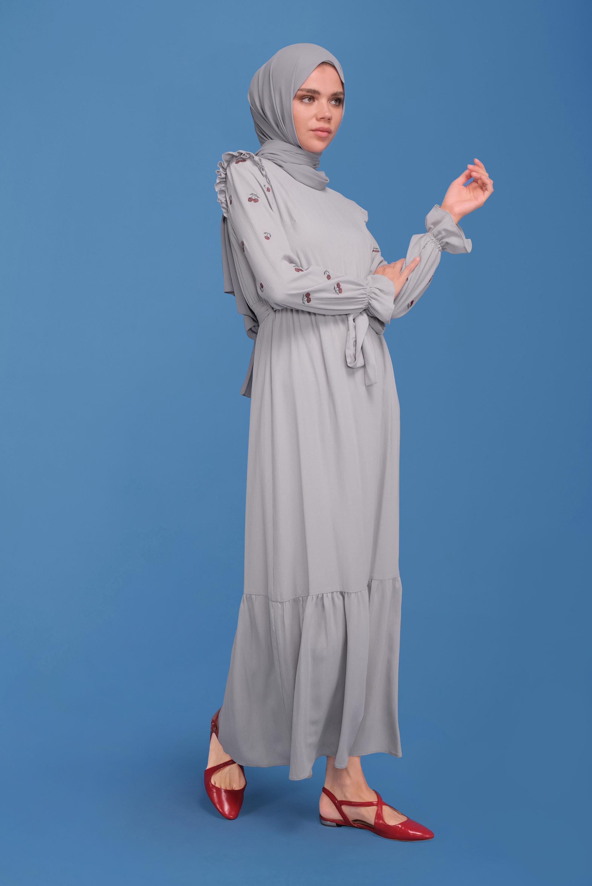 Tesettür giyim GRİ İŞLEME DETAYLI KUŞAKLI ELBİSE 41740 