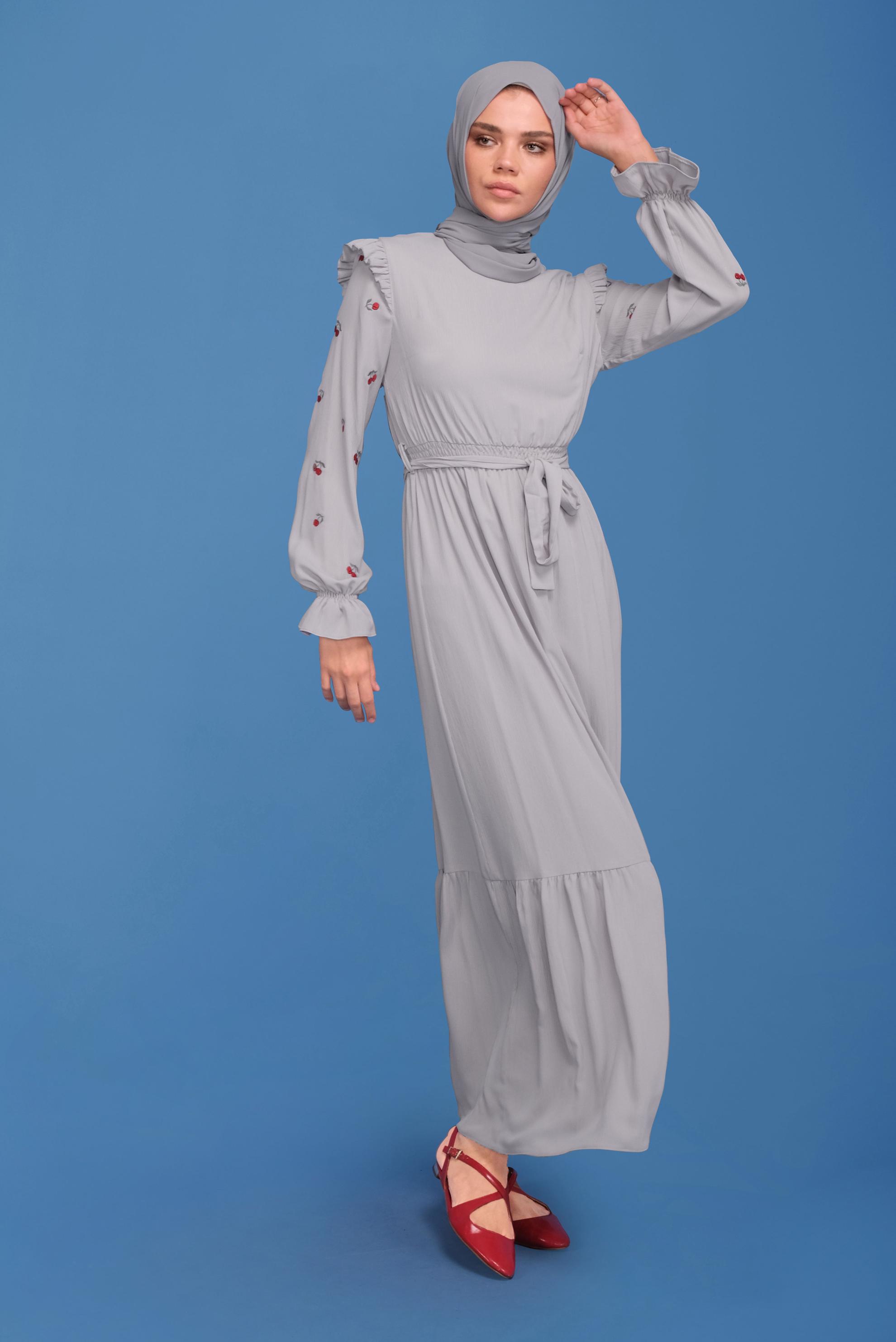 Tesettür giyim GRİ İŞLEME DETAYLI KUŞAKLI ELBİSE 41740 