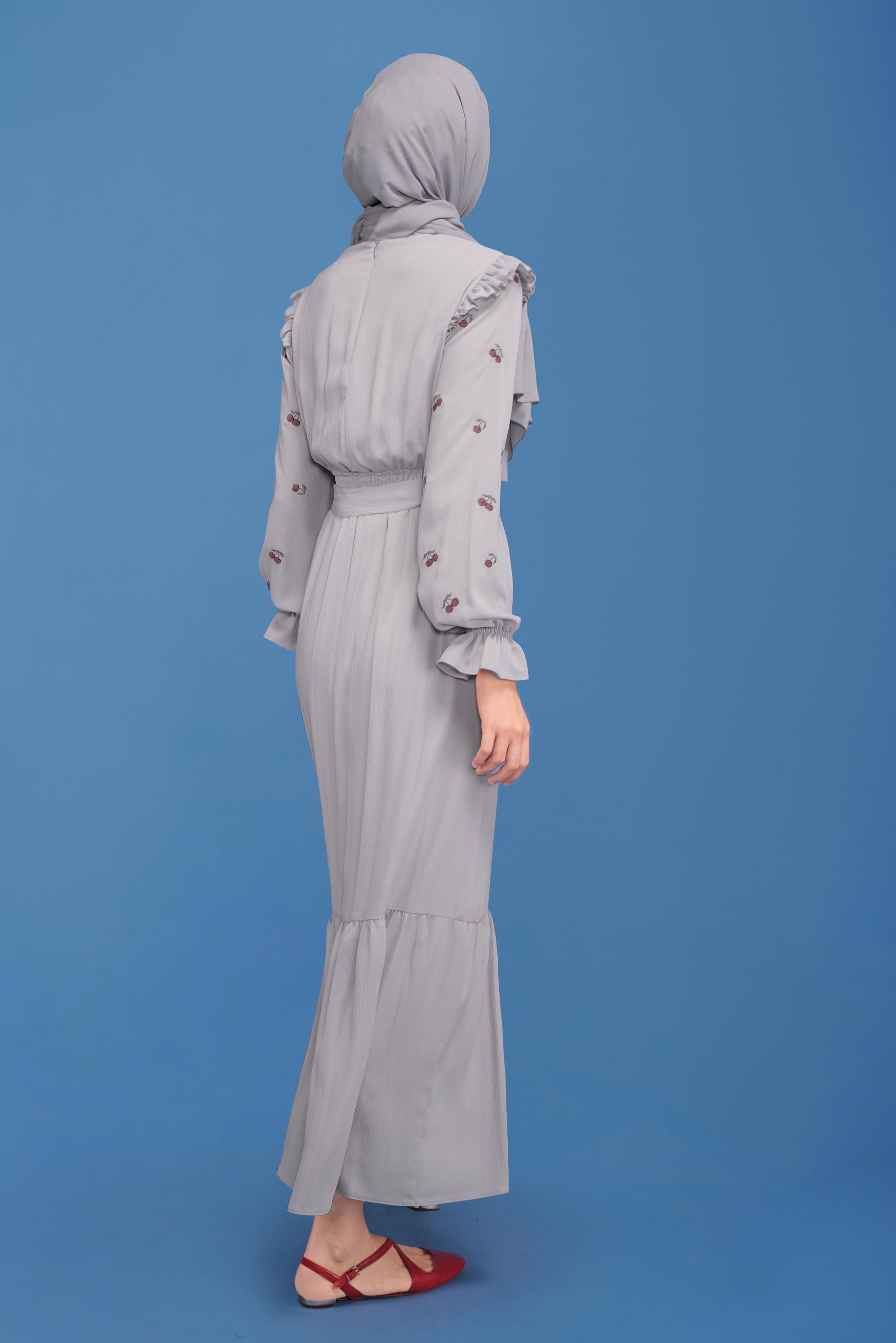 Tesettür giyim GRİ İŞLEME DETAYLI KUŞAKLI ELBİSE 41740 