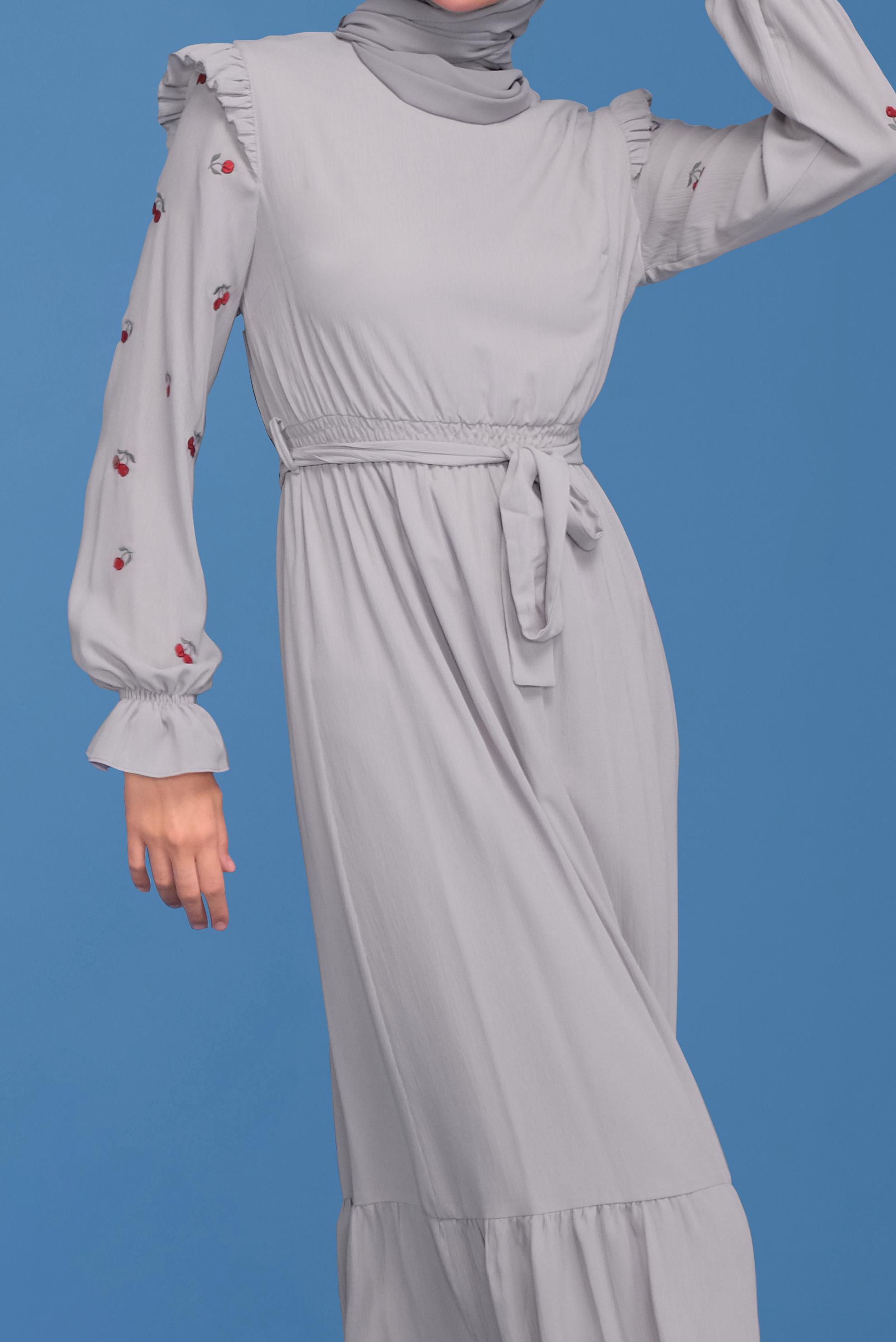 Tesettür giyim GRİ İŞLEME DETAYLI KUŞAKLI ELBİSE 41740 