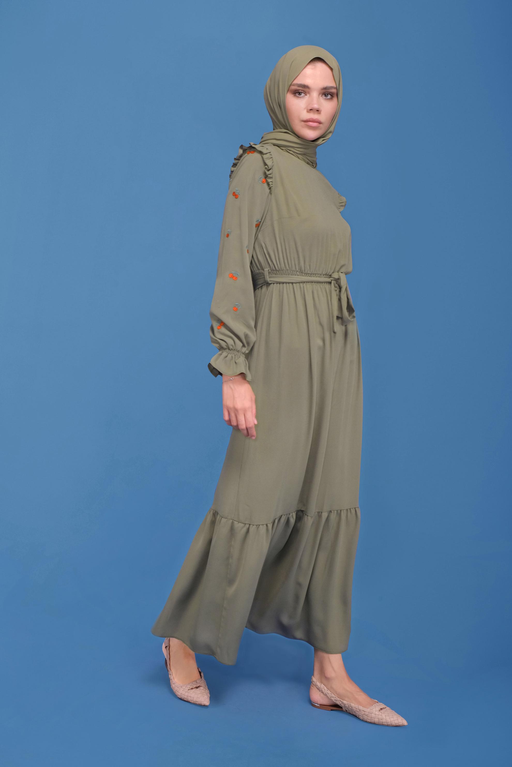 Tesettür giyim HAKİ İŞLEME DETAYLI KUŞAKLI ELBİSE 41740 