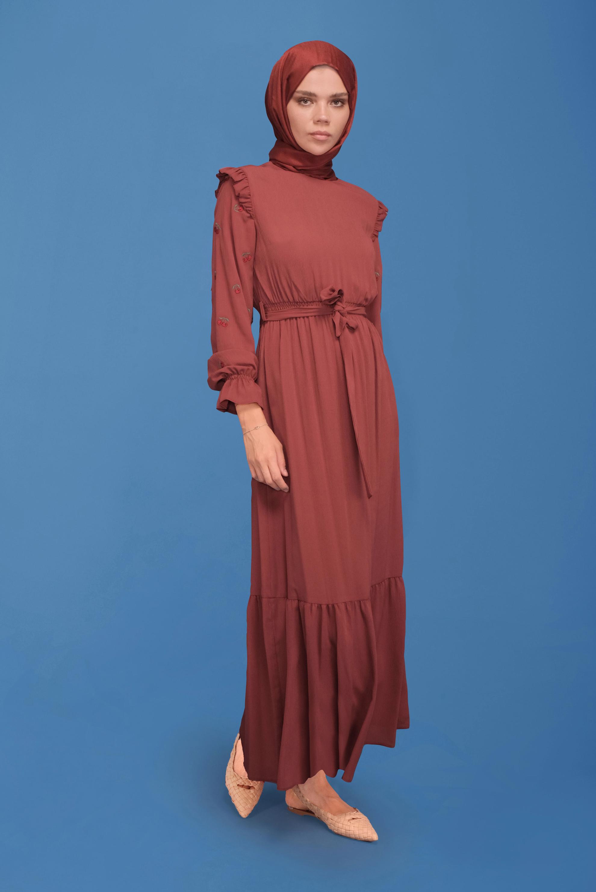 Tesettür giyim KAHVE İŞLEME DETAYLI KUŞAKLI ELBİSE 41740 