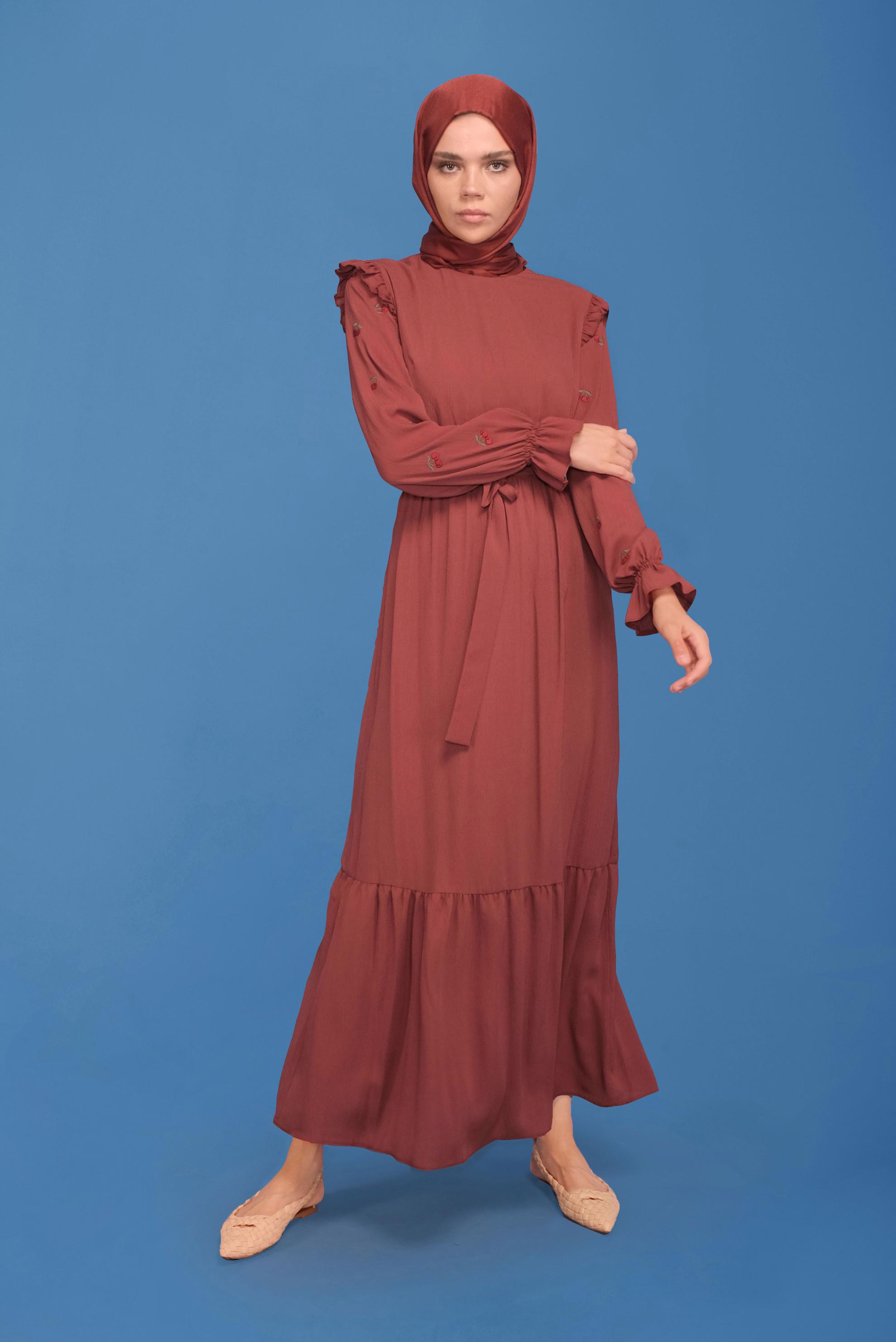 Tesettür giyim KAHVE İŞLEME DETAYLI KUŞAKLI ELBİSE 41740 