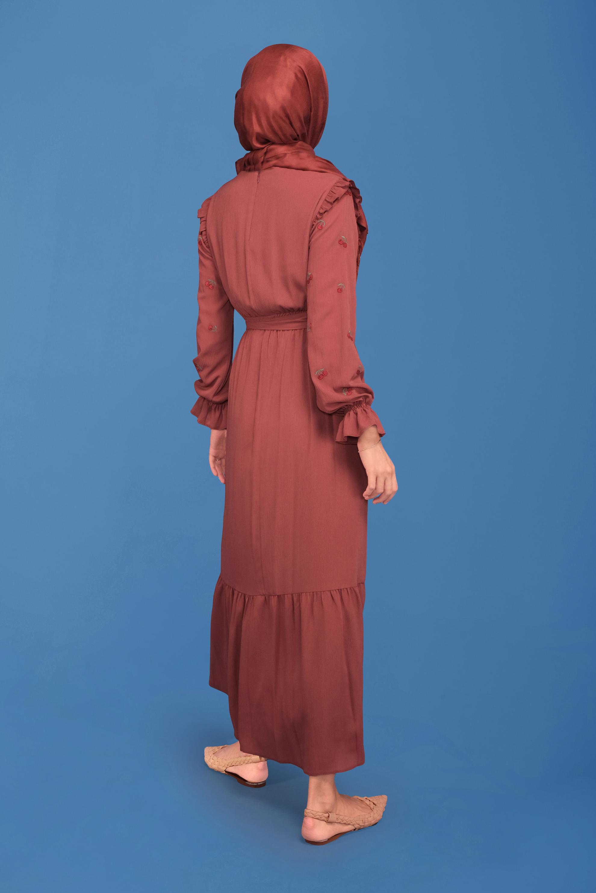 Tesettür giyim KAHVE İŞLEME DETAYLI KUŞAKLI ELBİSE 41740 