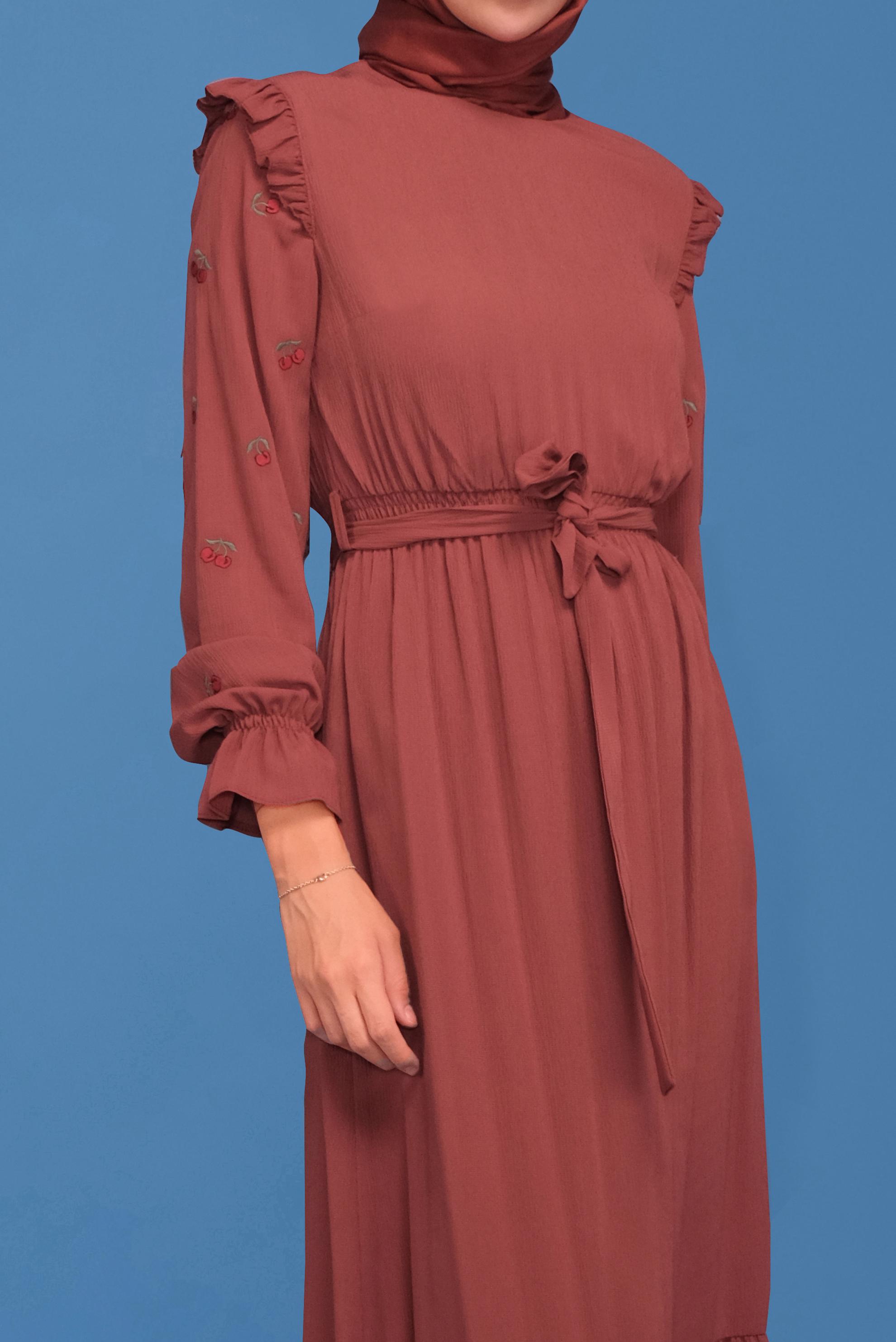 Tesettür giyim KAHVE İŞLEME DETAYLI KUŞAKLI ELBİSE 41740 